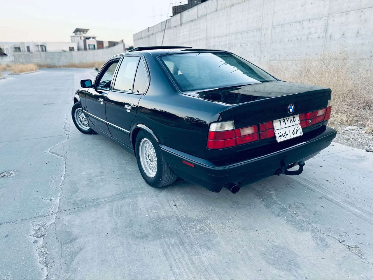 BMW 525 i
موديل 1990
گير عادي 
دوو جام كاره بايي 
ناو فورميكا 
شه ش كه له 
كامل كراوه به 1995
حه فته يه كه كامل بوياغ كراوه بو 
جواني به س به ده ني گوراوه 
سلايت أيش ئه كات مه زبوت
ره قه م سليماني 5 گه لا غه رامه ي تيايه 
دواي مه عمه له بوت ئه گيرمه وه 
نرخي 55 مه عمه له 
ز.م ***********
ز.م *********** السليمانية, العراق
