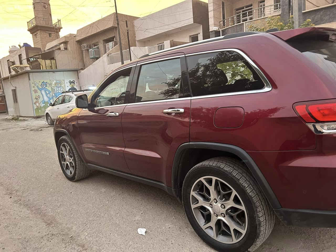 سلام عليكم 
جيب كراند شيروكي 2022
Limited
فول مواصفات عدا الجك 
وارد امريكي ماشيه 51الف ميل 
ماشيه بامريكا 38 الف ممشاها بل عراق قليل حادثها جامرلوغ ايسر وباب سائق 
المواصفات 
:
‌‎*رادار امامي وجانبي 
‌‎* نقطة عمياء .
‌‎*داخل جلد 
  دفع رباعي .4x4 . 
‌‎* فرش المقاعد من الجلد . 
‌‎*صف المقاعد الأمامية كهربائية .
‌‎* ذاكرة لحفظ وضعيات الجلوس . 
‌‎* صف المقاعد الأمامية مع تدفئة . 
‌‎* صف المقاعد الخلفية مع تدفئة . 
‌‎* ويل قياس 20 انج .
‌‎* مقود السائق كهربائي . 
‌‎* تدفئة ستيرن . 
‌‎* سقف بانوراما .
‌‎* شاشه كبيرة 8.4 انج .
‌‎* نظام الملاحة (GPS) . 
‌‎* نظام خاص للطرق الوعرة . 
‌‎* مصابيح امامية زنون . 
‌‎* المصابيح الأمامية مع LED لايت . 
‌‎* كشافات ضباب بروجكتر زنون . 
‌‎* تشغيل عن بعد .
‌‎* صندوق كهربائي .
‌‎*  حساسات أمامية . 
‌‎*  حساسات خلفية .
‌‎* كاميرا خلفية .
‌‎* بخاخ ماء لتنظيف المصابيح الامامية .
‌‎* مرايا بخاصية التعتيم الذاتي . 
‌‎* مرايا جانبية قابلة للطي . 
‌‎* بلوتوث تلفون . 
‌‎* محدد سرعة . 
‌‎* نظام تشغيل واطفاء اوتماتيكي للمحرك للتوفير من صرف الوقود . ( Auto Start System ) .
‌‎* نظام بريك اوتماتيكي ( Auto Break System ) .
‌‎السعر 275ورقه 
للتواصل الرقم ***********
