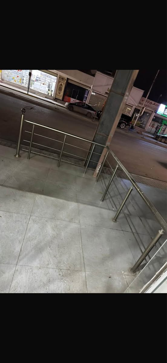 محجر المنيوم اخو الجديد صار شهر من خليناه صار علينا بورقتين غير شغل ايد الاسطه نظيف وموديل حديث المجموع الكلي لقياسه 9 امتار و 30 سانتيم العنوان قرب العمليات قبل مدخل شوراو سايدين الحولي مجاور قاعة ومسبح لايف ستي رقم تلفون صاحبه *********** كركوك, العراق
