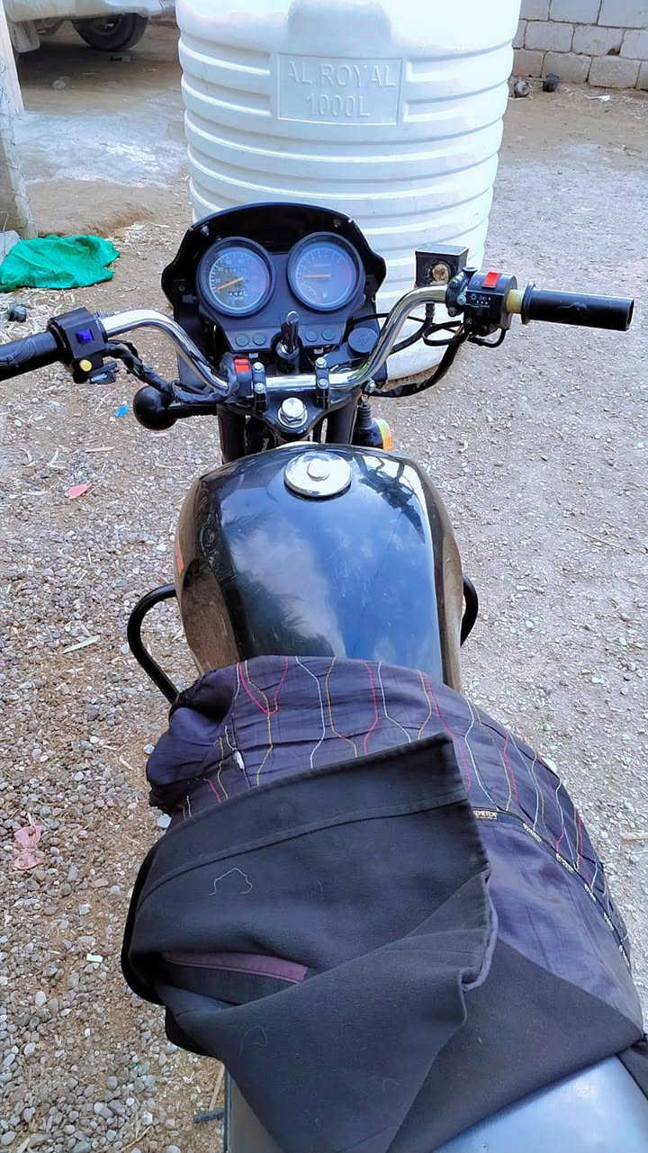 يا الله السلام عليكم دراجه دايون للبيع موديل 21 اوراق سكنر مكفوله كفاله عامه محرك 200 سويج سجينه  كتابه حمره  سلف كهربائيات كله شغال   انضف من الصوره تجي وتشوف بعينك السعر 950 وبيه مجال الشراي يتصل وبيك خير وتدلل ***********
