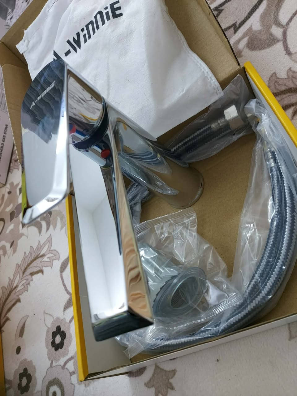 خلاط مغسلة جديد نحاس ثقيل100%  ماركة A-Winnie 
 تصميم عصري وأنيق
 لون كروم لامع مقاوم للصدأ
 صناعة ممتازة وجودة عالية
السعر 15 الف شامل اجور التوصيل 
مكاني بغداد مشتل حي المعلمين 
***********
