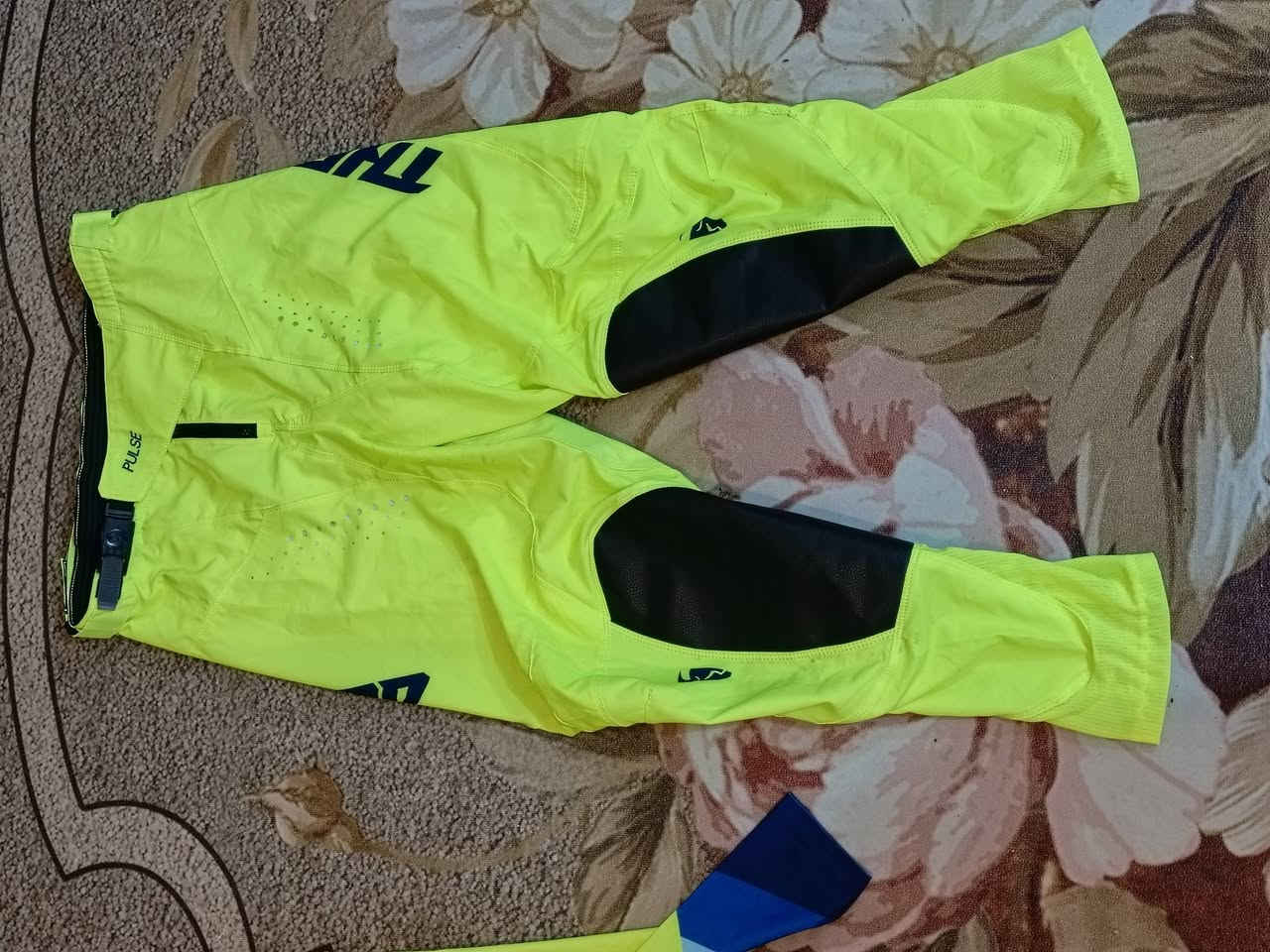 🔥 للبيع بدلة دراجات أصلية بحالة ممتازة 🔥
بدلة ماركة Thor (موديل Pulse)
لون فسفوري مميز وجذاب 👌

📌 التفاصيل:

- قميص + بنطلون كامل
- مريحة وخفيفة بالحركة
- قماش قوي يتحمل الاستخدام
- مناسبة للدراجات الترابية (درت بايك)

📌 الحالة: نظيفة جداً / استعمال خفيف
📌 السعر: 100 ألف دينار (قابل للتفاوض للجادين)

للتواصل خاص


**إذا كنت صاحب هذا الإعلان وتريد حذفه لأي سبب، رجاءا أرسل رسالة إلى الدعم الفني**