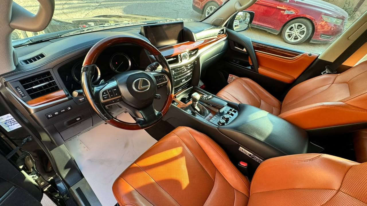 لكزس LX570
موديل 2021 خليجي
محرك 8 سلندر حجم 5700 
ممشى 77.000 km
لون اسود
7 راكب
مقاعد جلد
لون الداخل قرميدي
السعر 90.000$ وبي مجال بسيط
***********
