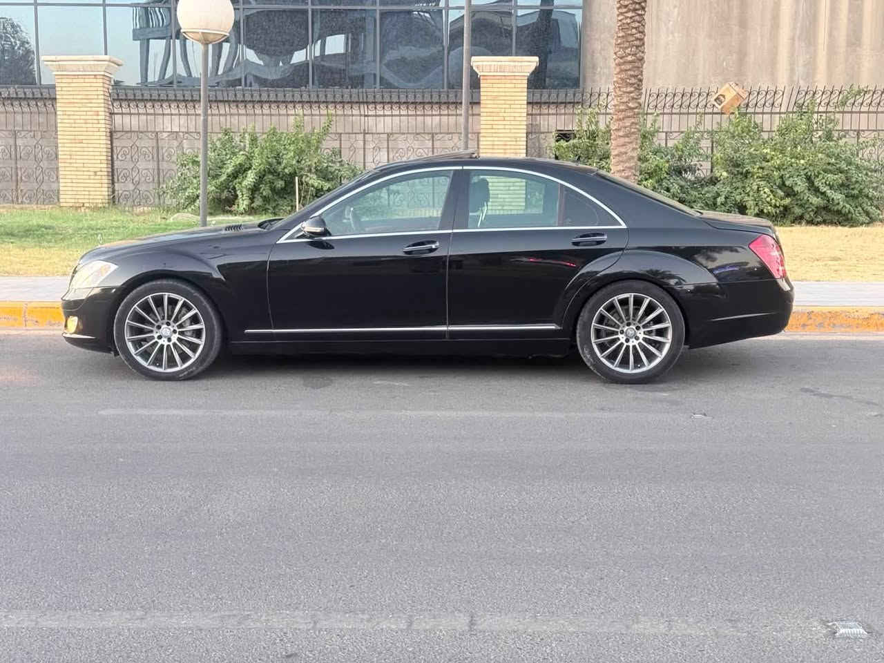 مارسدس S350 موديل 2009 W221
وارد يابان، من أنظف الواردات
لون أسود بشذرة ذهبية
داخلية جلد أسود وديكور خشب
ماشية قرابة 295 ألف كم
محرك 6 سلندر سعة 3.5 لتر (الحجم المرغوب)
كير أوتوماتيك 7 سرعات

حالة السيارة

السيارة بدون صبغ، وبدون حادث أو ضربة.
حتى الدعاميات بلادية وأصلية وبدون صبغ.
الإيرباكات سليمة.
الگير ممتاز والتبريد ثلج.

صدر جديد فيت بم وفلتر بنزين جدد، وبطارية جديدة، مع الالتزام بالصيانة الدورية وتبديل الزيوت والسوائل بانتظام.

المواصفات

• بصمة.
• جاكات إيرماتك مع خاصية رفع وتنزيل السيارة.
• سلايد روف كهربائي زجاج.
• أبواب شفط.
• كراسي أمامية بدعم هوائي قابل للتعديل للظهر والجوانب.
• حساسات بارك أمامية وخلفية.
• ناظور للرؤية الليلية.
• بردة خلفية كهربائية.
• مرايات جانبية تطوى كهربائياً.
• المرايا الداخلية والمرايات الجانبية بتعتيم أوتوماتيكي لتقليل وهج أضواء السيارات بالخلف ليلاً.
• لايتات زينون أصلية، والضوء يتحرك وي الستيرن عند الاستدارة.
• إيرباكات أمامية وجانبية وإيرباكات جانبية للمقاعد الخلفية، وإيرباكات بالتكم والشبابيك، وإيرباك عند مستوى ركبة السائق. العدد الكلي ١٣ ايرباك.،
• شاشة أصلية مع تحكم بالإعدادات.
• إضاءة جانبية منفصلة تشتغل عند الاستدارة أو تشغيل الإشارة، وتنور زاوية الطريق بجانب السيارة.

السعر 195 ورقة

للتواصل:
 ***********
