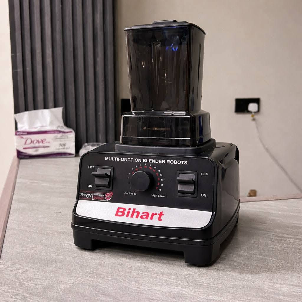 خلاط Bihart المتكامل بقوة 4500 واط وسعة 2.5 لتر

خلاط احترافي متعدد الوظائف، مصمم للأداء العالي والتحمل الشديد في المطبخ، يجمع بين القوة الكبيرة والسعة الضخمة لتحضير العصائر وطحن الحبوب بكفاءة.

• أداء جبار وسرعة فائقة: محرك قوي يصل إلى 32,000 دورة في الدقيقة لسحق المكونات في ثوانٍ.

• وعاء ضخم ومقاوم: سعة 2.5 لتر مصنوع من مادة البولي كربونيت المتينة لتحضير كميات كبيرة دفعة واحدة.

• تحكم دقيق بالسرعة: ميزة (Stepless speed regulation) التي تتيح لك اختيار السرعة المناسبة بدقة تامة.

• شفرات فولاذية حادة: مزود بشفرات تقطيع من الفولاذ المقاوم للصدأ (Stainless steel) قادرة على تكسير الثلج والمكونات الصلبة.

• حماية ذكية للمحرك: نظام أمان داخلي للحماية من التيار الزائد وارتفاع درجة الحرارة لضمان استمرارية العمل.

• العلامة التجارية: Bihart.
• الطاقة الاستهلاكية: 4500W.
• سرعة الدوران: 32,000RPM.
• السعة: 2.5 لتر.
• مادة الوعاء: بولي كربونيت (Polycarbonate).
• الجهد الكهربائي: 220V–240V / 50Hz.
• الاستخدامات: خلط (عصائر، ميلك شيك)، طحن (قهوة، مكسرات، حبوب، توابل).

محتويات العلبة:
• قاعدة المحرك الرئيسية.
• وعاء الخلط سعة 2.5 لتر.
• غطاء الوعاء (مع سدادة الغطاء).
• عصا التحريك اليدوية (Stirrer bar).
• دليل الاستخدام (Instruction Manual).


**إذا كنت صاحب هذا الإعلان وتريد حذفه لأي سبب، رجاءا أرسل رسالة إلى الدعم الفني**