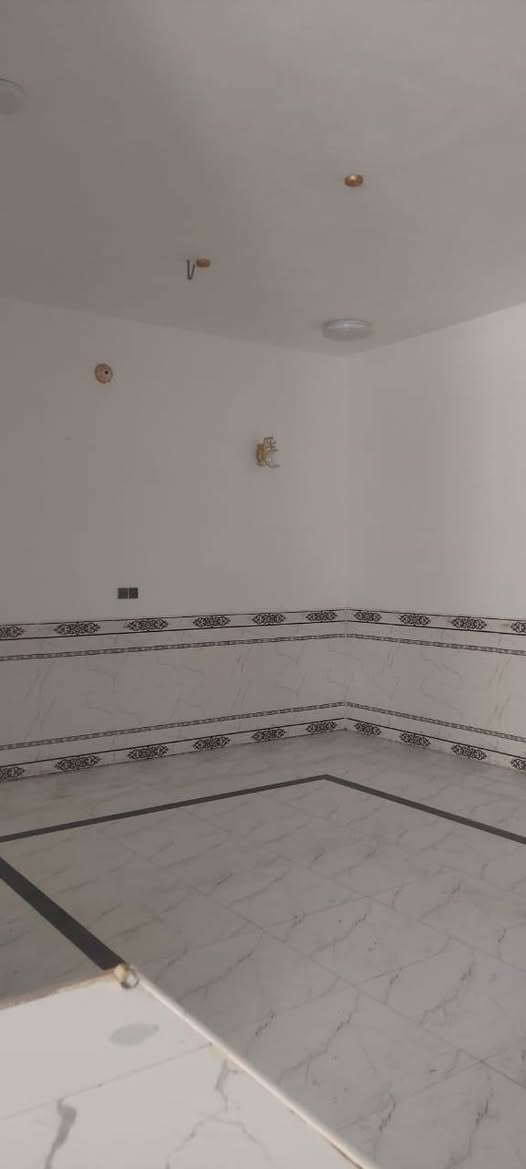 بيت للايجار حي نداء مجمع بيتي ثنين 200متر
يحتوي على غرفتين نوم 

وصاله واستقبال 

حمام خارجي وحمام داخلي 

مجهز من ماء وكهرباء وصرف صحي 

بيت نضيف  

مجهز بالكامل 

سعر ايجار بيت 400 الف 

للتواصل مع صاحب بيت ***********
