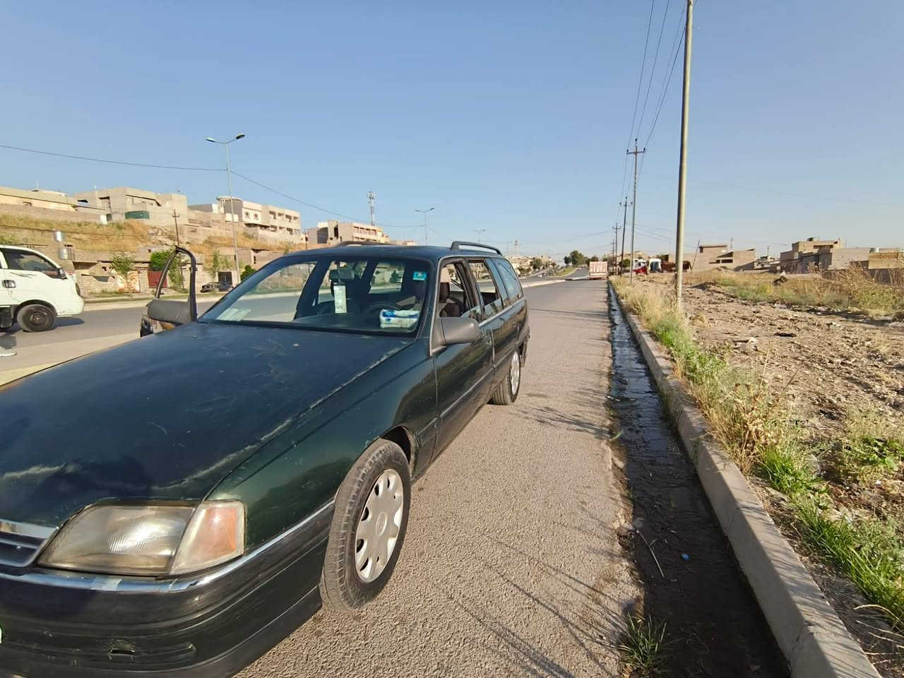 اوبل اوميكه 
1991
سياره بلادي شركه 
كير عادي محرك بي نفخ 
طخم تاير باتري جديد 
شاشه سماعات كامره 
تبريد منضومه كامله نغص كمبريسر
وايرمنيه من الدعاميه لدعاميه شرط 
دوشمه جديد 
شرط الوكاله وتحويل 
السعر 35وبيه مجال 
رقم الهاتف ***********
متواجد واتساب 
اسياره موصل جانب الئيمن
