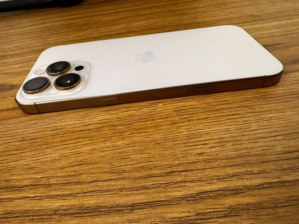 للبيع آيفون 16 برو ماكس (iPhone 16 Pro Max)
اللون: ذهبي (Gold).
 المساحة: 256 جيجابايت.
 صحة البطارية: 97%.
 الضمان: الجهاز داخل ضمان ماستر.
 الحالة الفنية: الجهاز بحالة الوكالة، لم يسبق له الدخول لأي صيانة (شرط الفحص).
 الحالة الخارجية: الشاصي نظيف جداً ومضمون من أي شخط أو خدش، استعمال راقي جداً.
 السعر: 1,400,000 دينار عراقي (وبيه مجال للطيبين).
 المكان: بغداد.
 للتواصل: ***********.
الجهاز أخو الجديد، جاهز للاستخدام المباشر. للمهتمين بالشراء يرجى الاتصال أو المراسلة.
