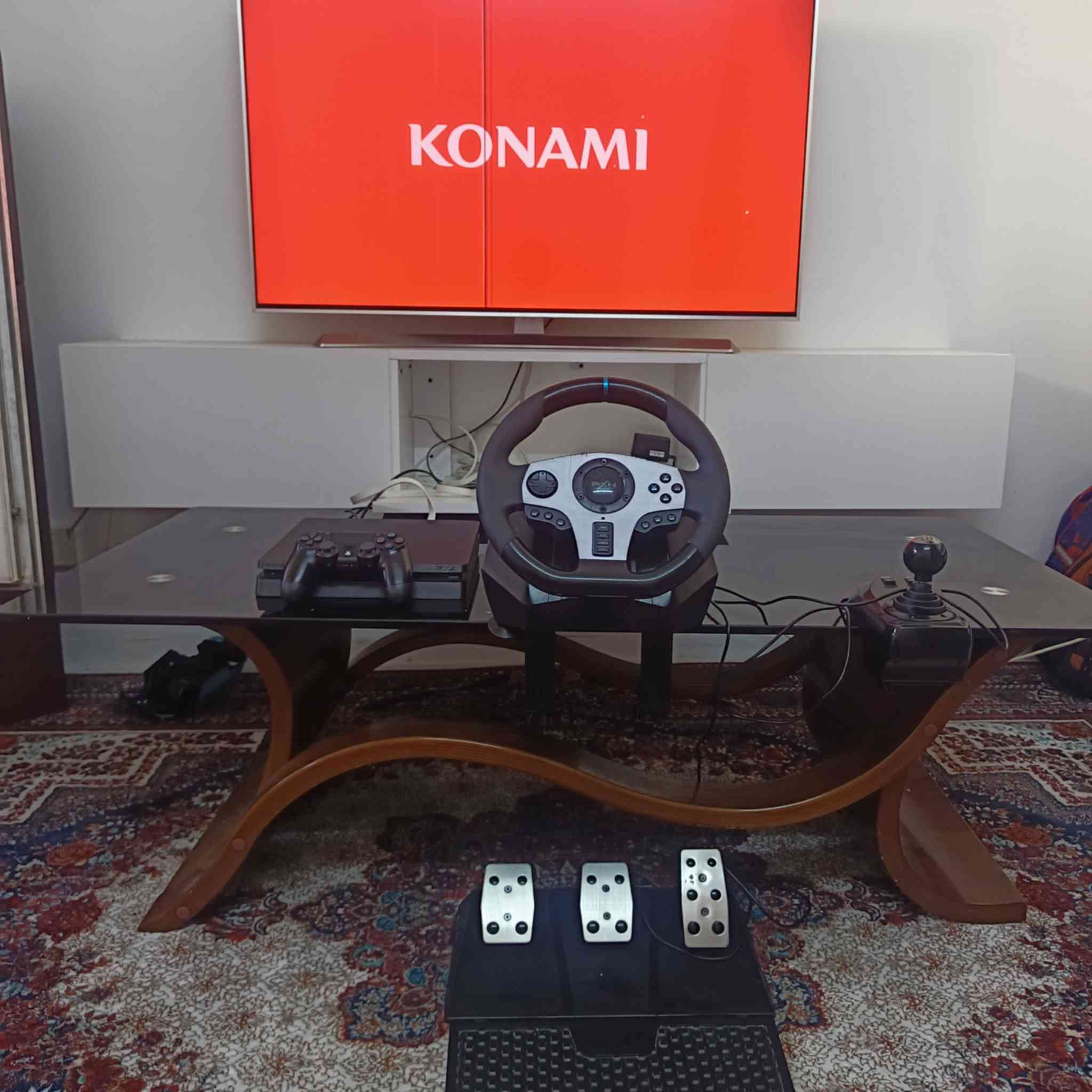 السلام عليكم
بلي فور عادي 
يجي ويا دركسون و يدة وقرص gta 
  سعر 265  وبي مجال تواصل 
***********

عنوان بسماية .
