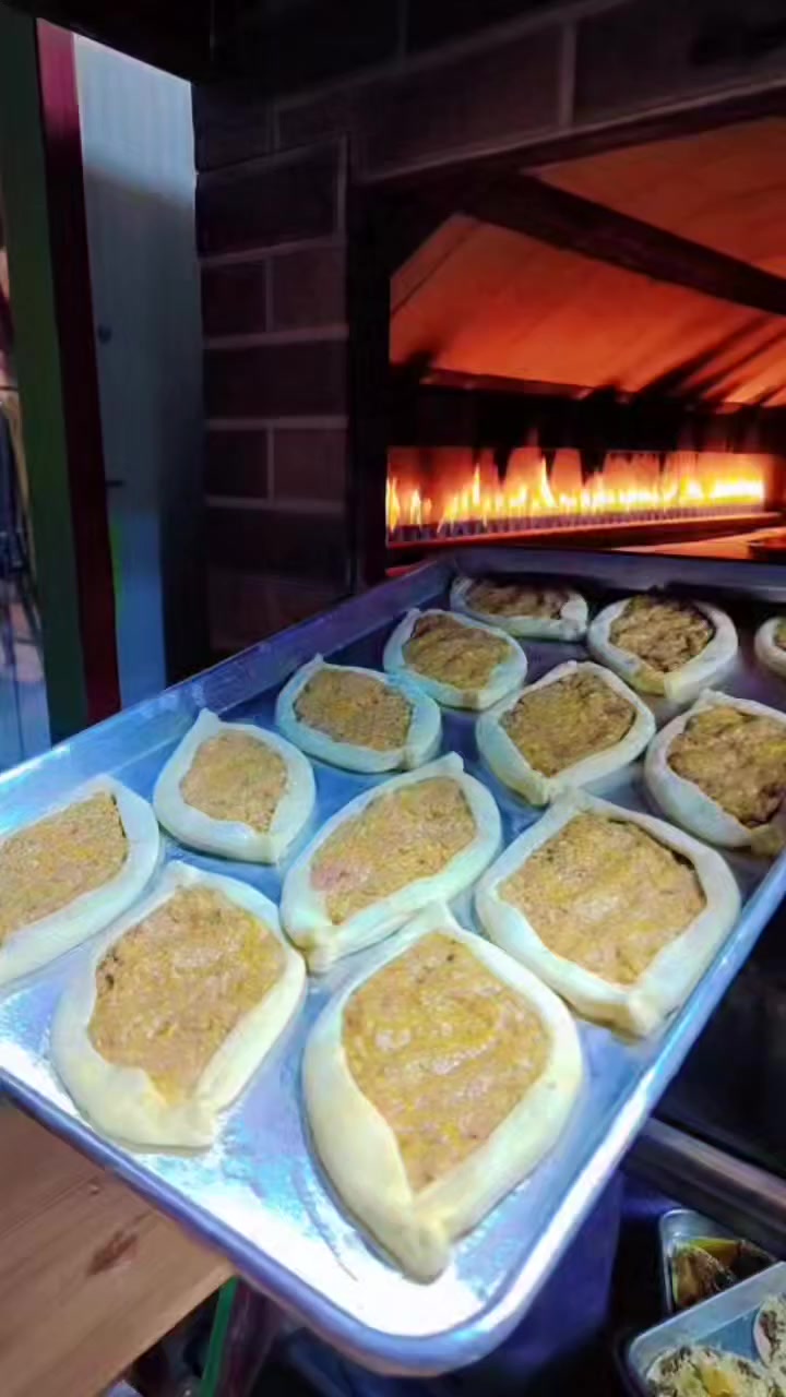 فرن حجري متنقل للبيع الطول متر ونص 
يستخدم -بيتزا -صمون -فطائر ومناقيش - لحم بعجين_  معجنات 
حجر فوك وجوه فرن تسكام شغل درجة اولى 

استخدام قليل كلش 
مكاني الديوانية 
الرقم ***********
