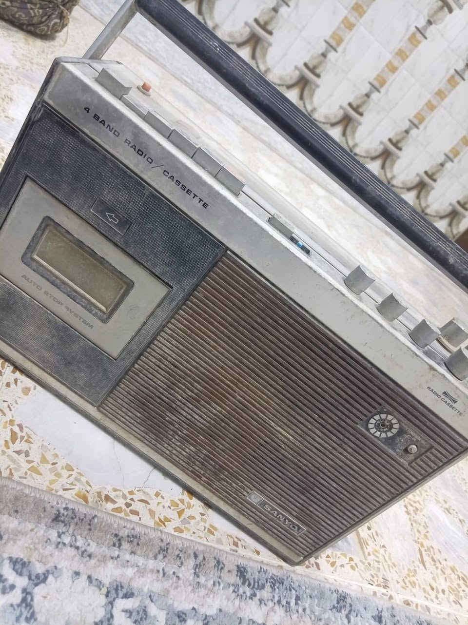 تلفزيون قديم شغال القيثاره نظافه 70 ٪مكاني كركوك راديو قديم عدد ٢ للإستفسار الاتصال على الرقم***********
