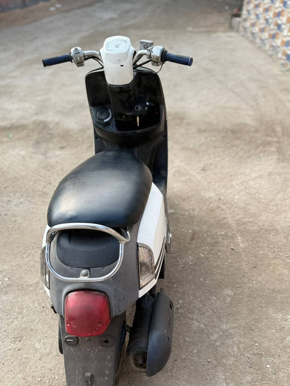 السلام عليكم شباب للبيع دراجه بوليسي كابريتر الدراجه فول نضافه محرك ناعم مامفتوح شلعه اومعدل كهربائيات شغالة كلهة لايت سلف بكلايت اشاير عينه كلهة شغاله الدراجه كلهة بلادي اي قطعة تجاري ماكو العنوان البصرة قضاء المدينه السعر 800 اوبيهة مجال/للاستفسار اتصل ***********
