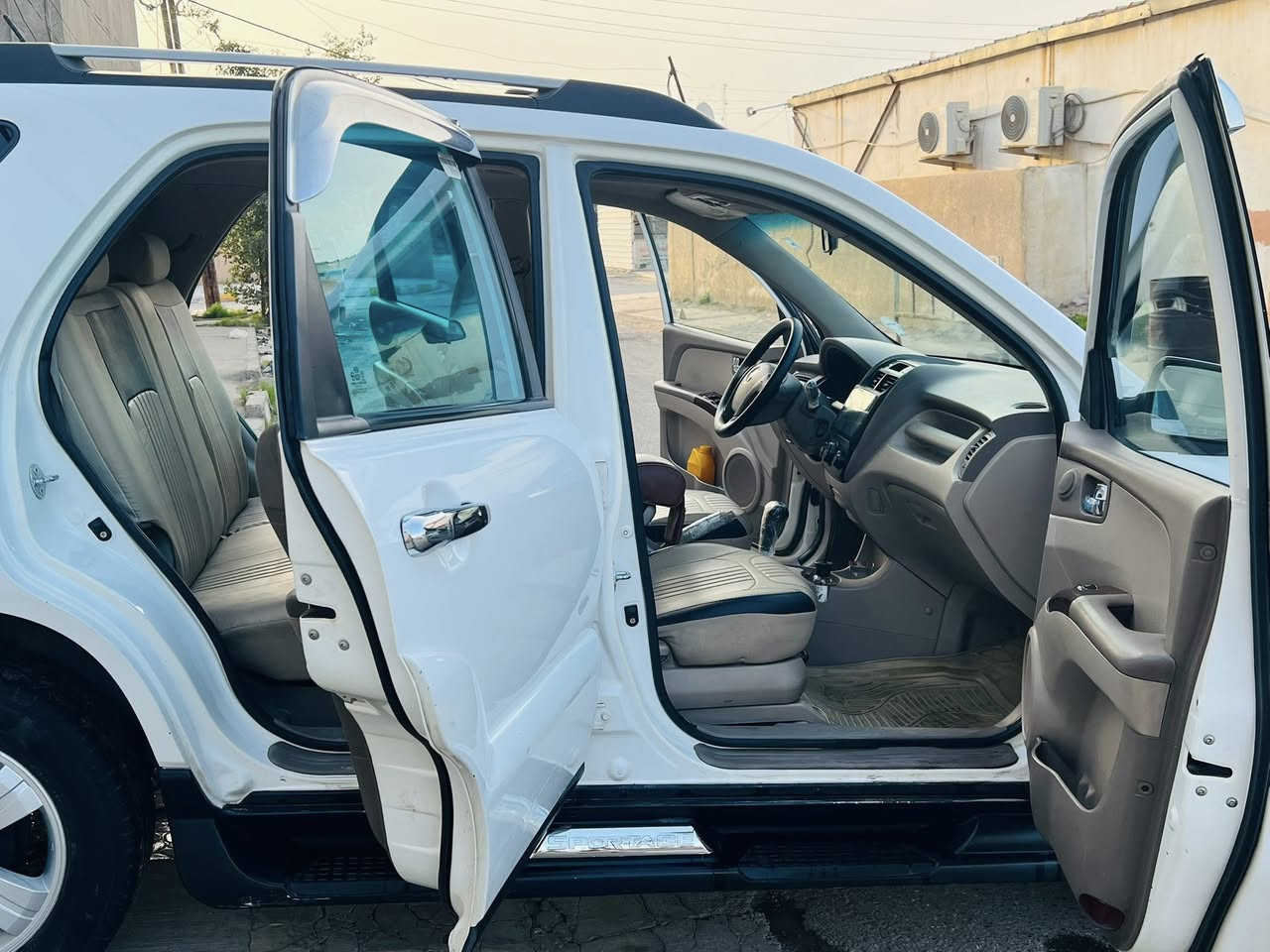 السلام عليكم
سبورتج 2009 رقم صلاح الدين سنويه مساقطه شرط التحويل ما اسوي وكاله فول مواصفات تنته صاج شاشه 
شرط الجسم سليم لا تعديل ولا صبغ فقط براس البنيد طخه موضحها بل صوره كير محرك حداديه تايرات كله شرط عندي نقص غاز التبريد بسبب تبديل راديتر السياره مال جنايه جماعة البيع ولشره لا تعاملني لان السعر مايوالمك كلشي اكو بل سوك والله يرزق الجميع عارضها ب139$ وبيها مجال 
***********
