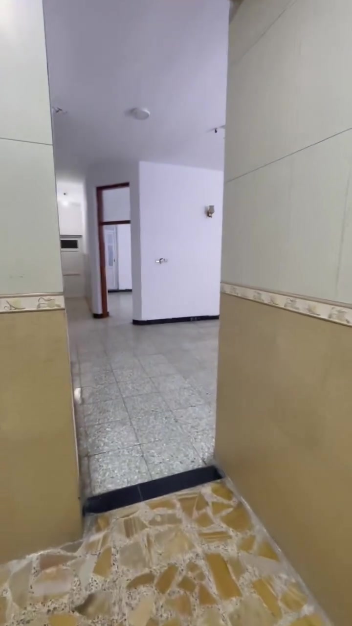دار للايجار مساحته 125متر طابق ارضي المكان شارع الكهرباء قرب اسواق النخيل للاستفسار الاتصال على الرقم ***********
