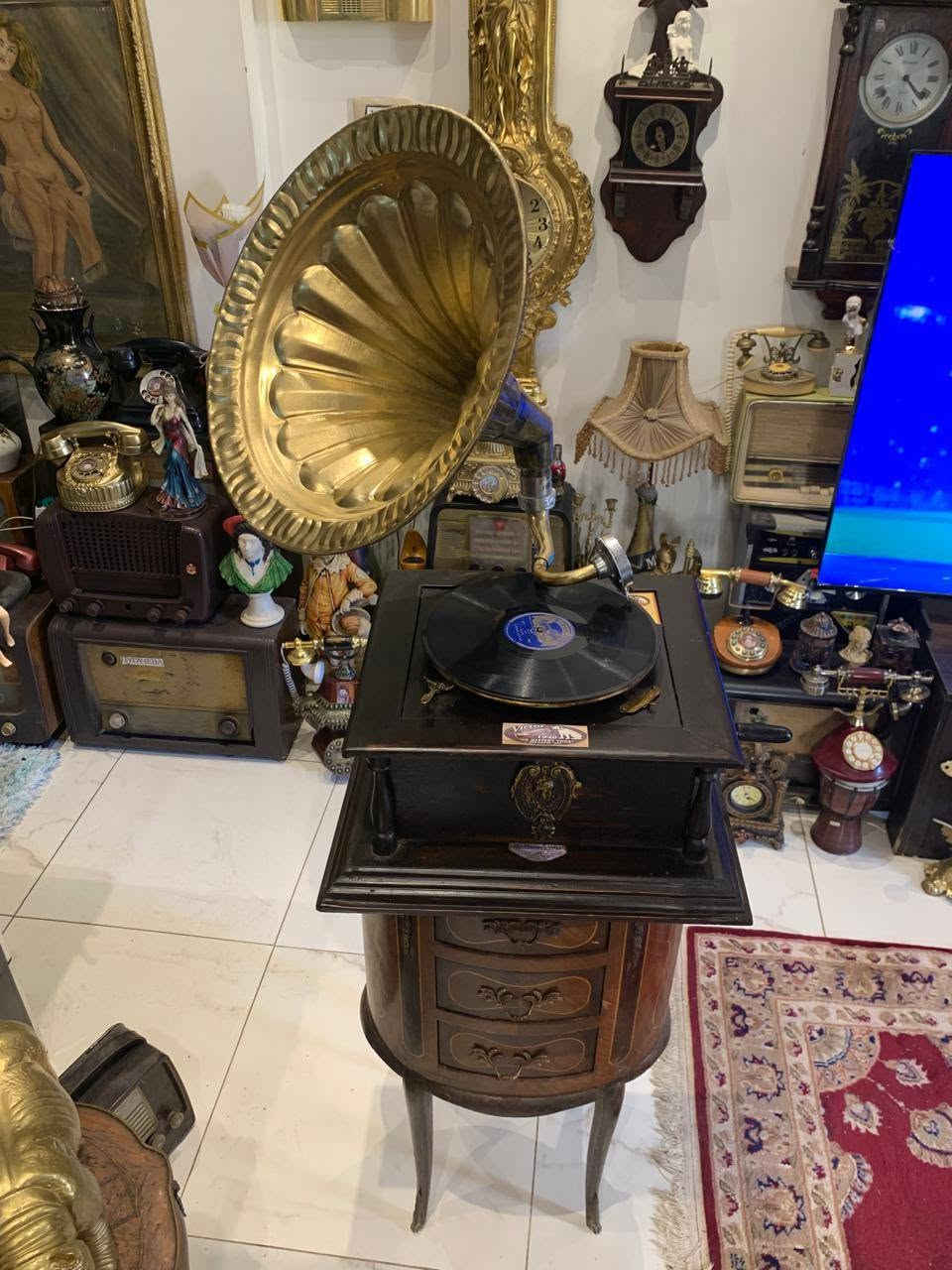 جرامافون انيك بالبوق الدهبي خشب عتيق سليم ماكينه اتنين زمبلك شغال ومعاه ٢اسطوانه ٢ابره اصليه ويوجد فيديو للمهتم ويوجود توصيل لباب المنزل


**إذا كنت صاحب هذا الإعلان وتريد حذفه لأي سبب، رجاءا أرسل رسالة إلى الدعم الفني**