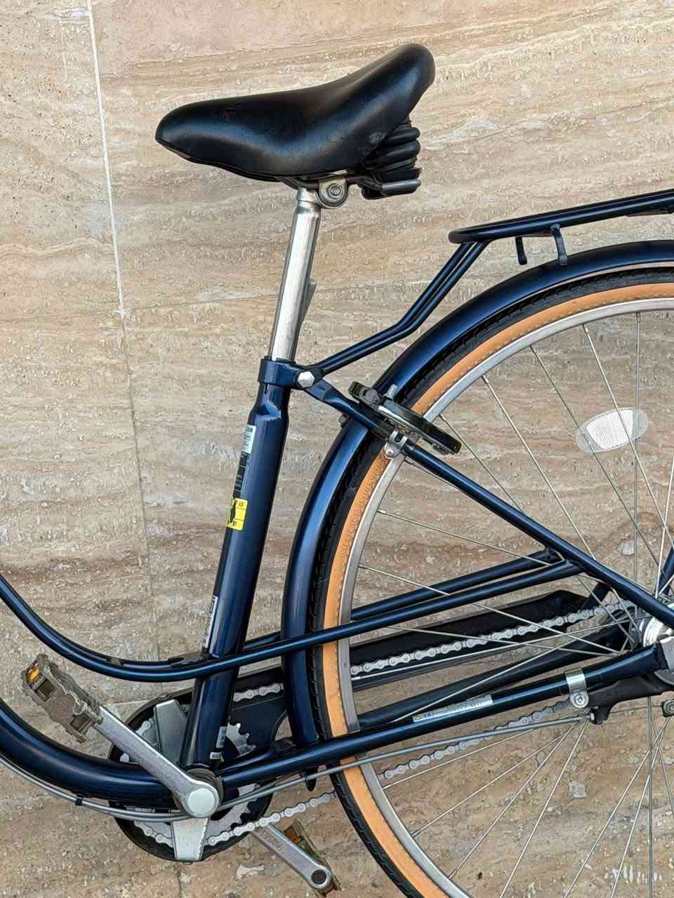 السلام عليكم ورحمة الله وبركاته 🌹
🚲 دراجة هوائية للبيع – نوع كلاسيك بناتي  
ياباني أصلي ثقيل يتحمل الأوزان العالية 
🔹 كير داخلي 3 نمر
🔹 حساس أمامي #كشن طبي اصلي 
🔹 وياله سل ستيل 
🔹 هيكل ضخم وقوي
🔹 مناسبة حتى طول 200 سم
🔹 الدراجة وضع شركة وخالية من العيوب
🔹 النظافة 95% ✅
📍 العنوان: كربلاء – طويريج
🚚 تتوفر خدمة توصيل إلى جميع محافظات العراق
📩 للاستفسار: خاص أو على الرقم
📞 ***********

