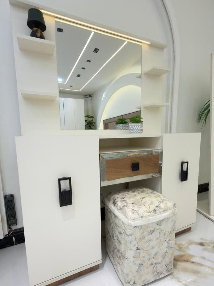 *موديل           3303          الجوزي*

*10 قطع             كنتور ملحق 320*

❇️ قياسات ضخمه 
❇️ ميز تواليت كبير
❇️ اللون الجديد المتميز 
❇️ السرير والشازلونه مخزن
❇️ إناره بالكومديات  ✨✨✨
❇️ المصنع الأصلي 
❇️ برغي حديد وچوي حديد
🆘   *ضهر الغرفه بلوك بالكامل*

•    السعر مليون و 450 الف*       •

توصيل بغداد مجانا 
اطراف 20 الف 
محافظات  100 الف


**إذا كنت صاحب هذا الإعلان وتريد حذفه لأي سبب، رجاءا أرسل رسالة إلى الدعم الفني**