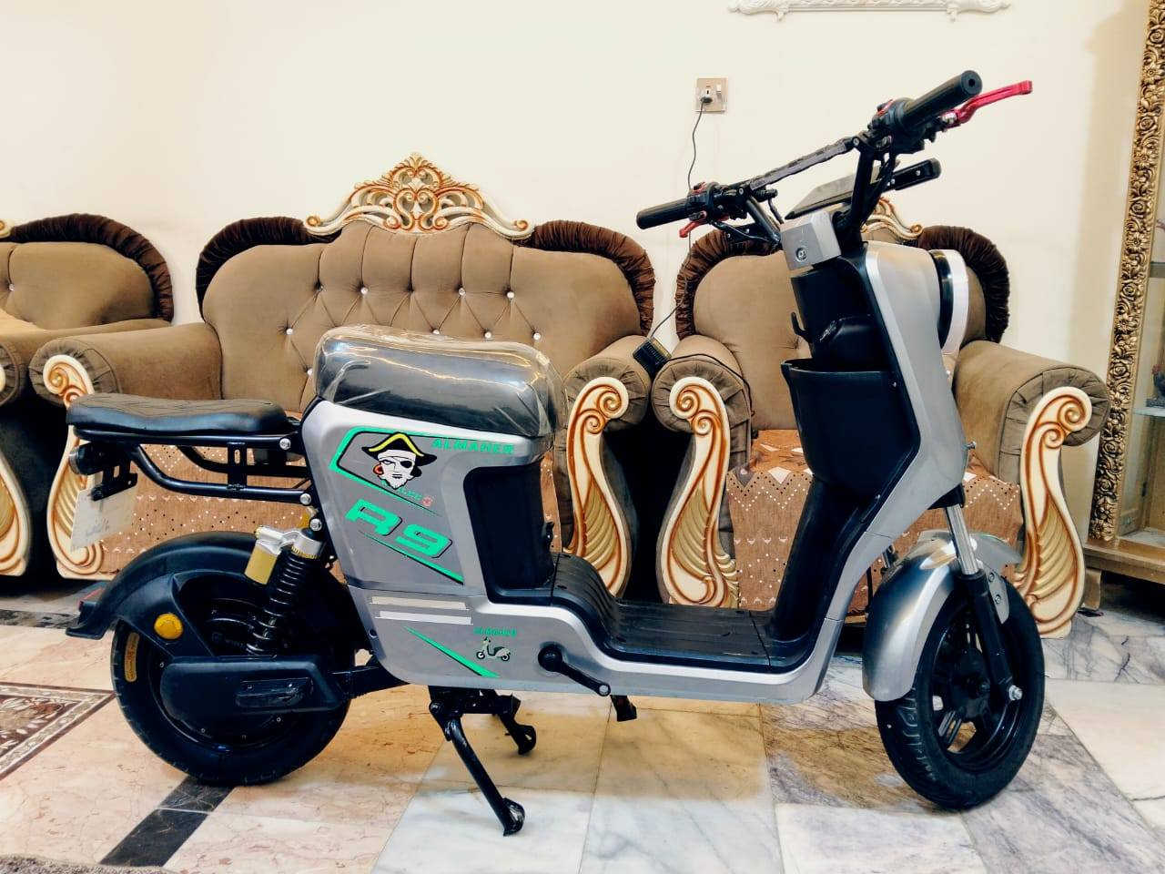 سلام عليكم دراجه للبيع ار 9  خمسه بطاريات حجم صغير السعر  400 وبيها مجال نضافه 90% ملف 1500 الاستفسار عل رقم  ***********
