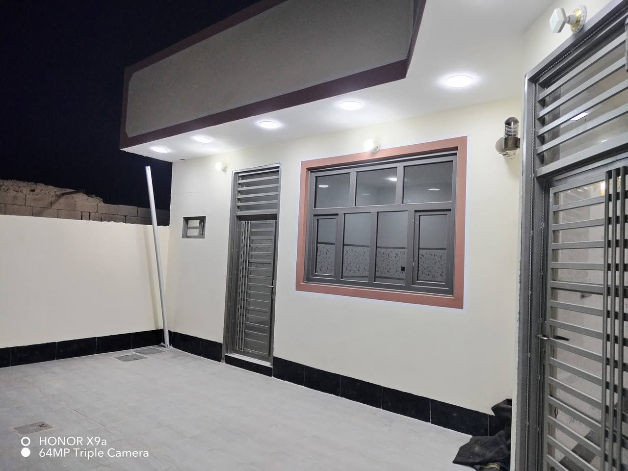 السلام عليكم ورمضان كريم عل الجميع من رخصت صاحب الكروب بيت للبيع في عتبة مساحة 300متر كامل والكمال لله من كل النواحي سيراميك بوب نقاط كهرباء تانكيات كيزر واير كيبل كلوبات كولة أصلي والبيت محد ساكن بي أبد كامل وجاهز لسكن طابو زراعي مي تبليط وكهرباء
***********♕الله يرزق الجميع،
