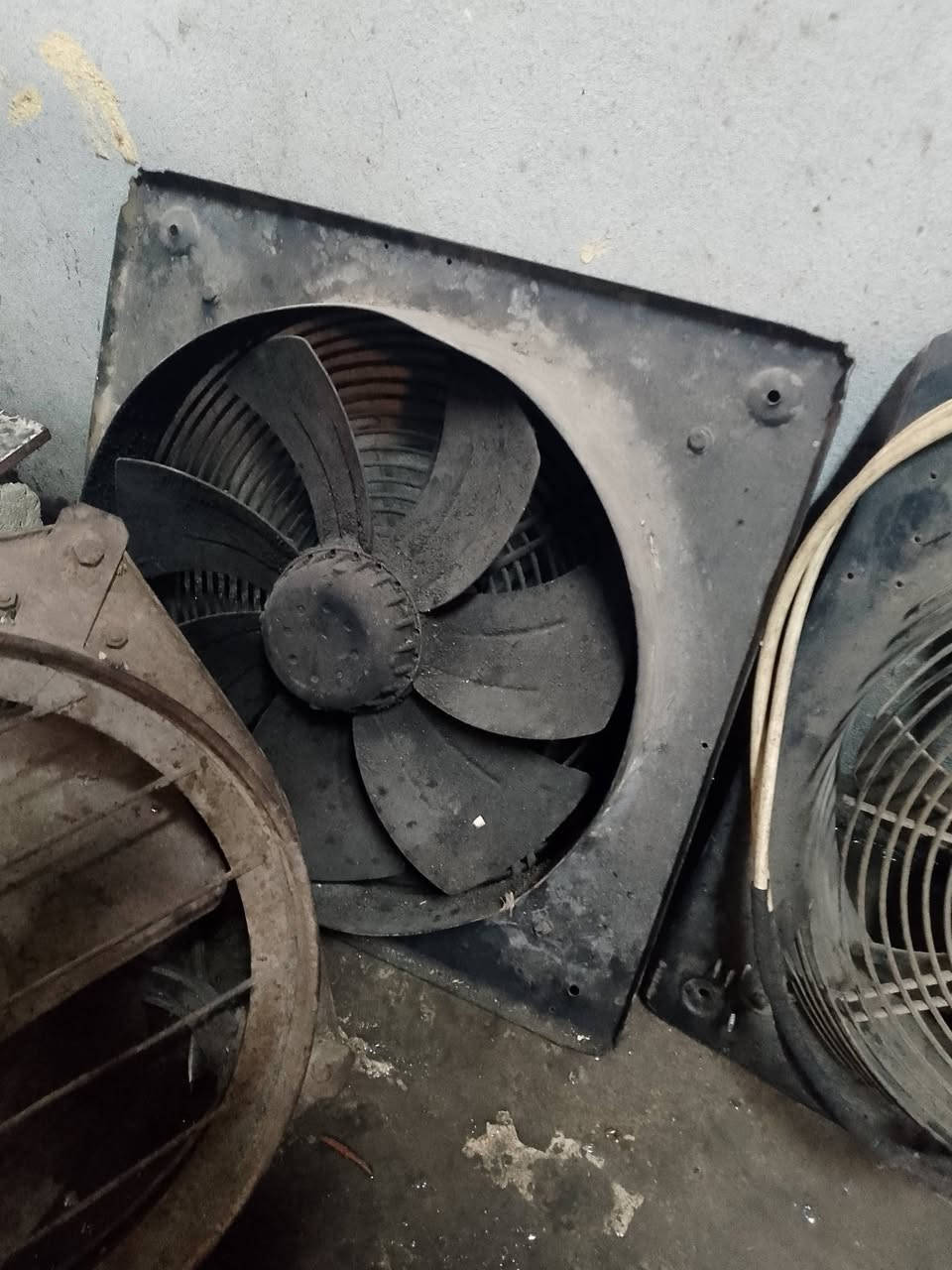 متاح 3 ساحبات السعر الوحده 35 والمنشار سعره 65 الشراي يتصل ***********
