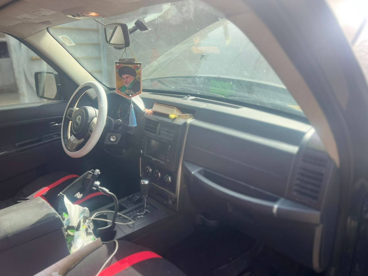 السلام عليكم 
جيب ليبرتي 2011
السياره خير من الله 
المكينه 3700 
نقصه بس الهلال طار الجهه اليمنه 
العنوان بغداد الشعله
السعر 120 وبيه مجال حك الجيه
الرقم ***********
