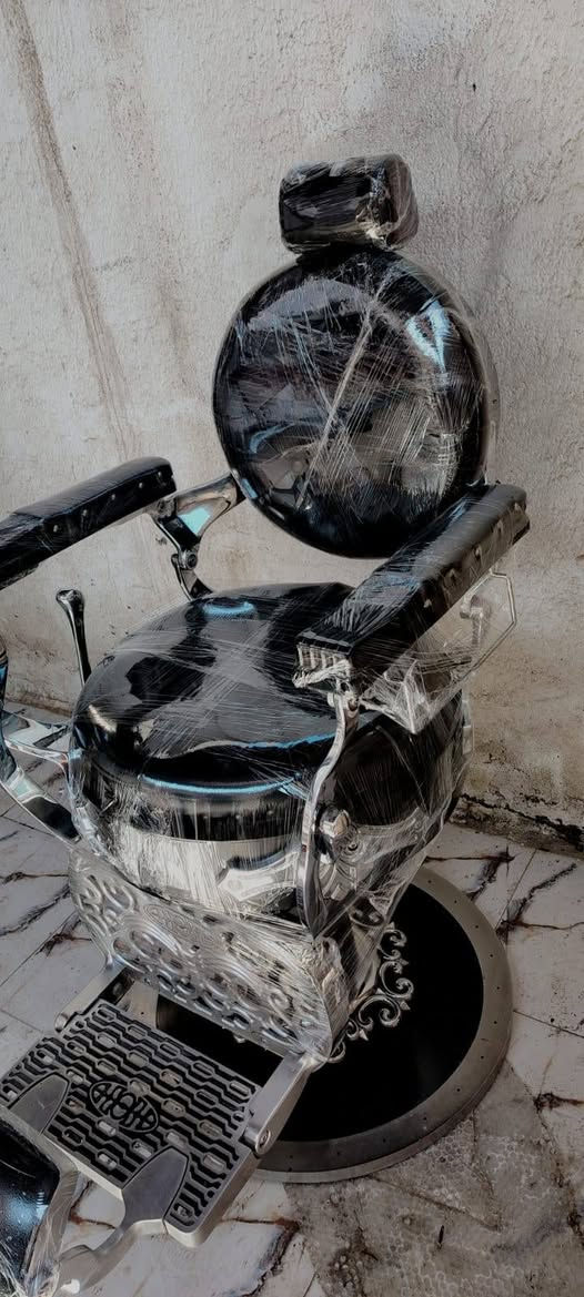 كرسي حلاقة للبيع ونظيف وشغال مكان بابل مدينه القاسم //*********** //***********
