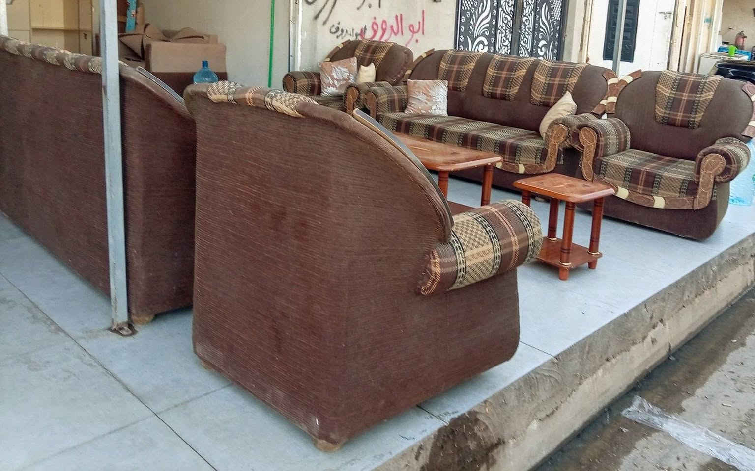🏠 للبيع – قنفات استقبال مع ميز وسط وطبلات جانبية
يتوفر لدينا طقم قنفات استقبال (10 نفرات) مع طبلة كبيرة  + 3 طبلات صغيرة، بحالة مرتبة ونظيفة، جاهز للاستخدام مباشرة.
✔️ القماش نظيف. ✔️ الجلسة مريحة والإسفنج بحالة جيدة. ✔️ الطقم كامل ومناسب للمنازل والشقق. ✔️ تمت معاينته وتجهيزه قبل العرض للبيع.
💰 السعر: 190 الف دينار قابل للتفاوض بالمعقول للجادين فقط بعد المعاينة.
📍 الموقع: كركوك-سايدين جامع حمد المفرجي-مقابل اسواق ليان
📞 للاستفسار أو الحجز مراسلتنا على الخاص أو الاتصال: ***********
ابو ود العزاوي بيع وشراء الأثاث والأجهزة المنزلية المستعملة نشتري ونبيع جميع أنواع الأثاث المستعمل بأفضل الأسعار.
