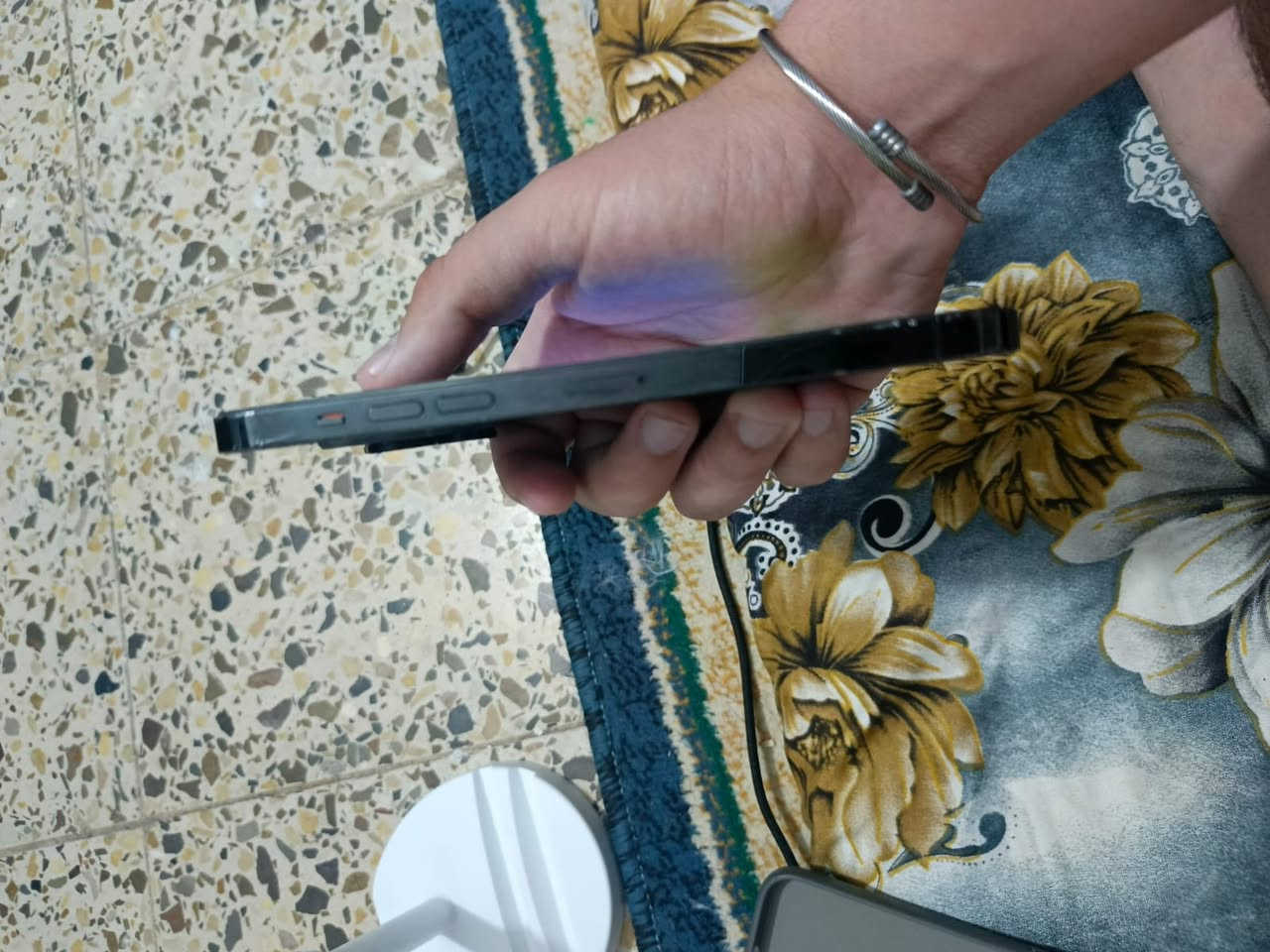 14 برو ماكس مبدل شاشه اخت الاصليه وبطاريه كذالك ماتصرف شحن وكلش قويه دبل شريحه ذاكره 256 ويعني من ناحيه الشاشه ابد ماتعلك 120فريم والعاب دك العب عليه *********** سعره 600قفله قفله قفله
