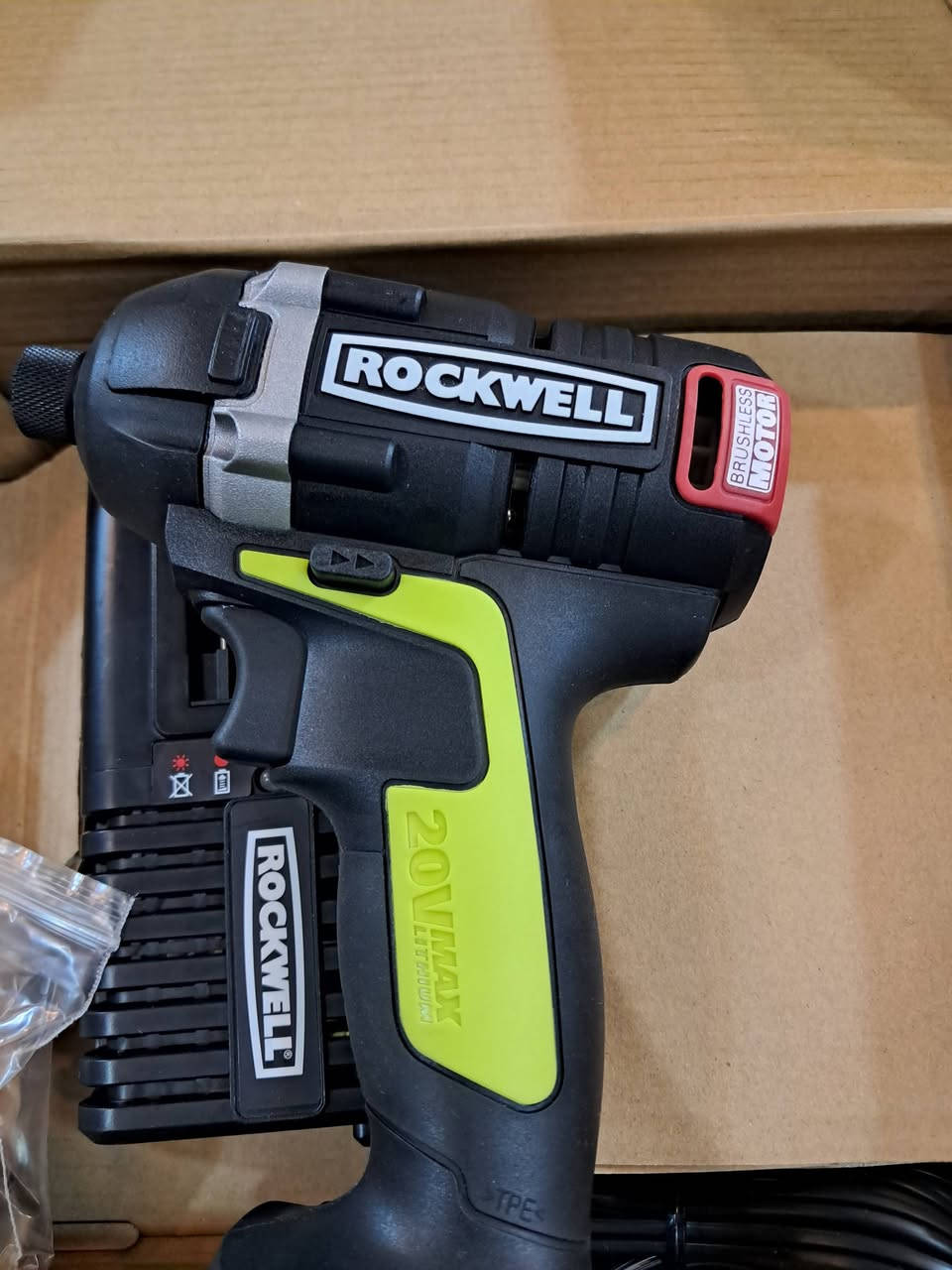 دريل امباكت بالكارتون ROCKWELL بروشلز بطارية 20 فولت  عدد 2 وشاحن 
دريل عدد 2  Power works 24 فولت+بطارية عدد3 وشاحن 1
250  الف  للتواصل ***********
