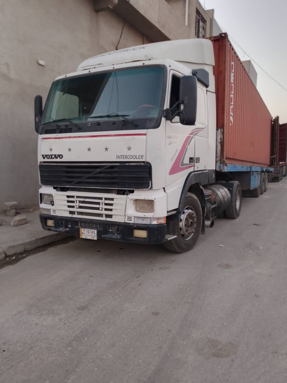 السلام عليكم سياره للبيع فالفو 95 سياره جديده جاهزه قاعد تشتغل رقم بغداد سعر 125 اغاني بغداد ***********
