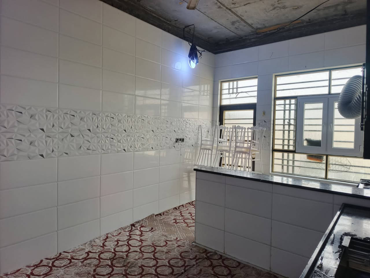 السلام عليكم بيت للبيع المساحة ٢٥٠م البناء طابوك نهروان كونكريت مسلح بناء درجة اولى غرفتين وصاله وستقبال وتخارج العنوان النجف الكوفه شارع المعمل السايدين الي بتجاه الرضويه يبعد عن الشارع بحدود ١٠٠ م السعر ٩٥ مليون مع المجال الاستفسار مراجعة مكتب خالد الخزعلي للعقار ***********
