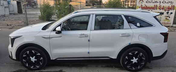 سورنتو 2025 خليجي بغداد ضمان الدولية ٥ سنوات وأربع تبديلات دهن مجانا . مواصفاتها 
محرك ٤ سلندر ٢٥٠٠
بانوراما 
بصمة وتشغيل عن بعد 
صندوق كهرباء 
كرسي كهرباء 
ويل ٢٠ 
شاشة كبيرة متصلة 
كامرة دوارة 
حساس أمامي وخلفي 
حساس تاير 
لايت زنون 
سبعه راكب 
داخل جلد 
مانع انزلاق ومانع انحدار 
فول تحكمات استيرن 
مود درايف 
مري ترحيب وشفط 
السيارة ماشية ١٥  ومكفوله بدون صبغ . فقط بارد اربع أصابع بالصندوق السعر ٢٨ لاستفسار***********
