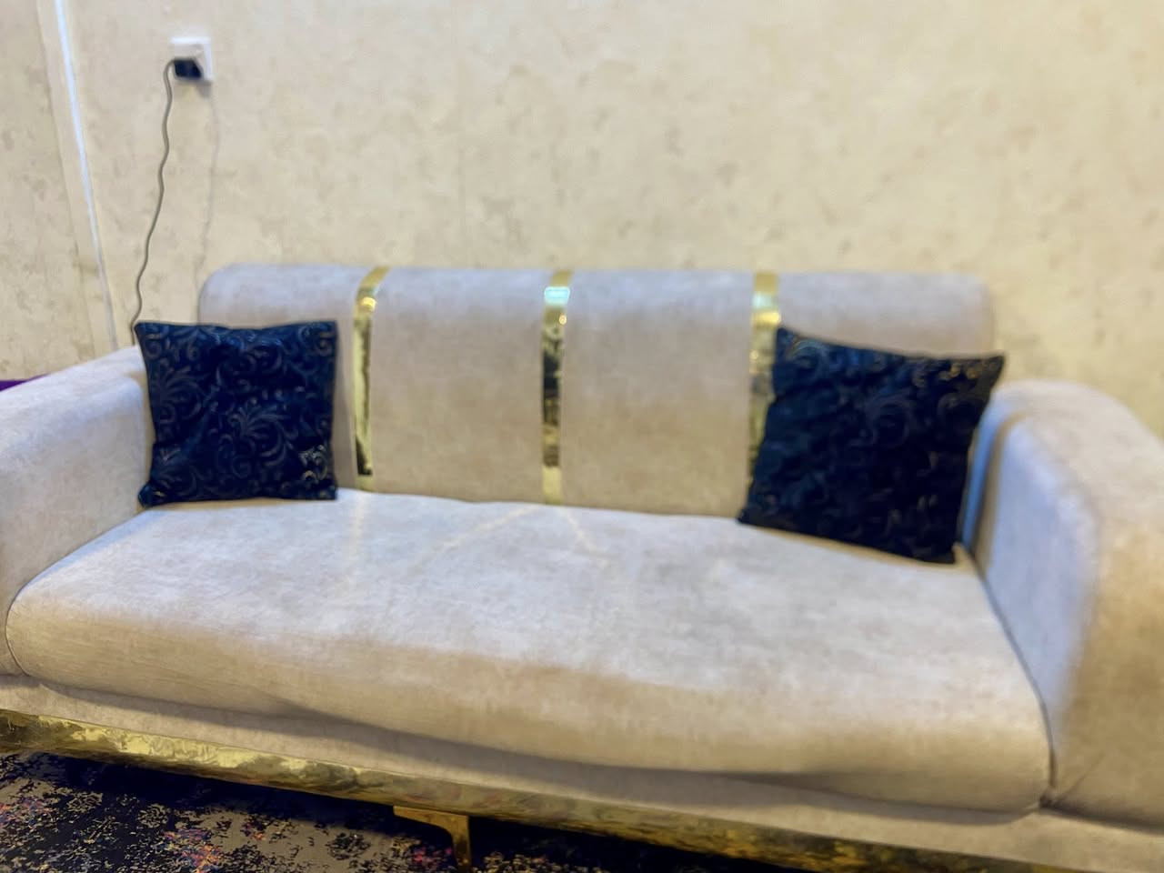 السلام عليكم تخم قنفات ٨ نفر لونين مخمل
نظيف كما موضح بالصوره للبيع مكاني الغزاليه
اريده ب٣٢٥ 
للتواصل ***********
