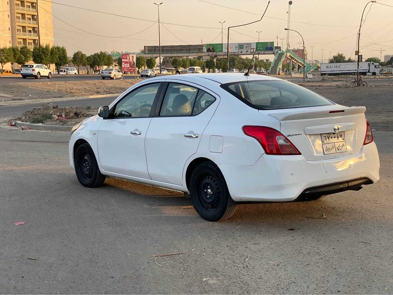 نيسان سني هندية 
موديل 2021 
بيها ربع بنيد وشبر جاملغ عكس سايق صبغ 
سيارة نضيفة وجاهزة للبيع 
حدادية جديدة 
زوج تايرات جديد 
شاشة كامرة 
رقم اربيل تحويل فقط 
عنوان حي الاعلام 
رقمي *********** بغداد, العراق

