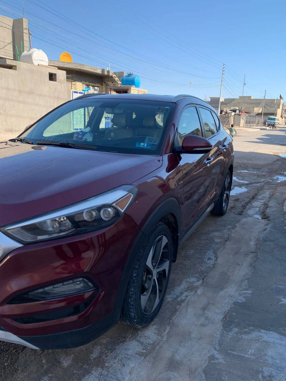 السلام عليكم
توسان 2017 للبيع 
وارد امريكي ضربتها بسيطه بس البنيد ومصلح بدون تبديل أي قطعه ماشيه74 الف ميل
 السياره فول  تيربو داخل السياره كريمي كشنات جلد تحكم ستيرن نقطه عمياء وبعد بيها ۿـۅايہ مواصفات السياره كامله ومناقصها شـჂ̤ سنويه جديده ب اسمي مكان السياره جسر ديالى بغداد 
السعر 160 وبيها مجال 
***********
