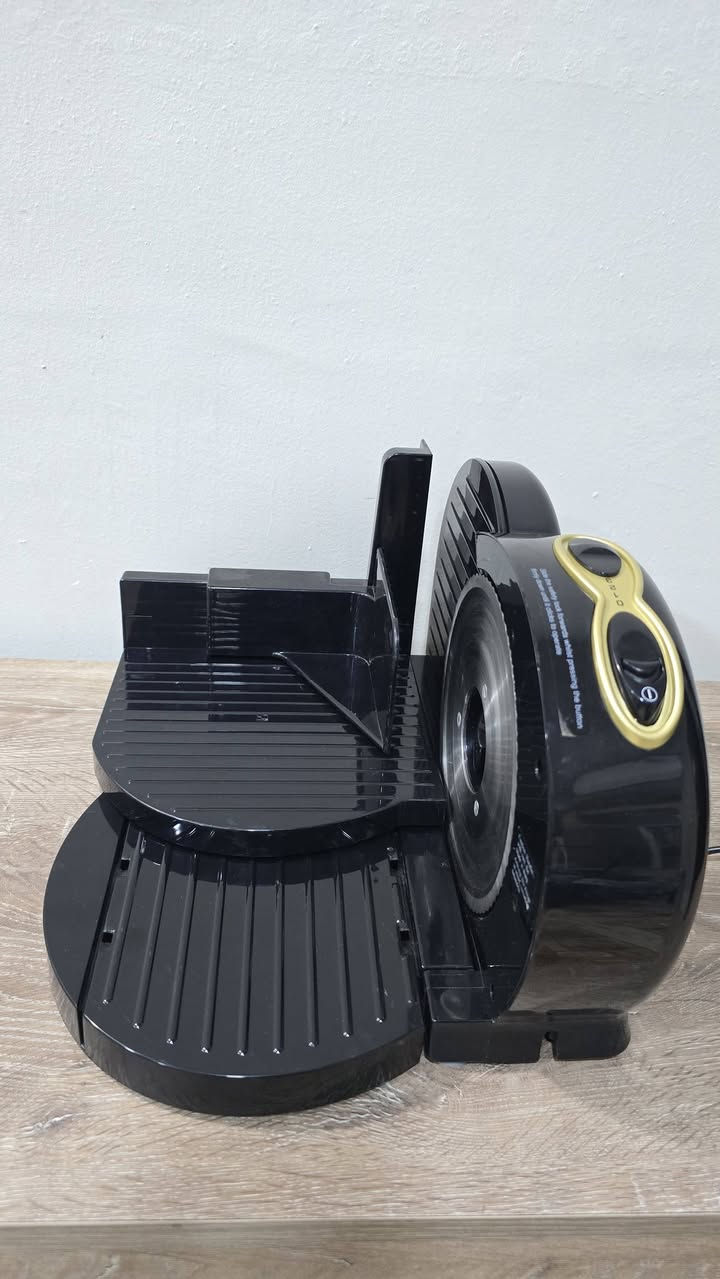 هذا الجهاز هو قطاعة طعام كهربائية من ماركة بيترا (Petra)، وتستخدم لتقطيع اللحوم، الأجبان، والخبز. 
للتواصل ***********
