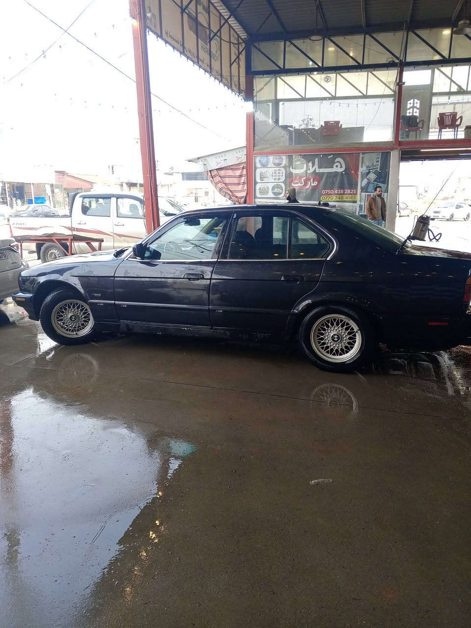 ​🏁 للبيع: BMW كلاسيك (هيبة اللون الأسود) 🏁
فرصة لعشاق التميز.. سيارة بوقفة ملكية وأوراق جاهزة تماماً.
​📝 مواصفات السيارة:
​الموديل: 1990.
​اللون: أسود ملكي فخم.
​الرقم: رقم مميز (لوحة إنجليزية جديدة).
​الموقف القانوني: السنوية مجددة وصالحة لغاية 2030 (جاهزة للتحويل مباشرة).
​🛠 حالة السيارة (للأمانة):
​السيارة متينة ميكانيكياً وبوقفة خارجية ممتازة، وتحتاج فقط إلى تجديد "غرفة" (تنجيد داخلي) لتكتمل أناقتها، وتحديداً:
​بطانات الأبواب.
​تنجيد السقف.
​(فرصة للمشتري أن يختار لون ونوع الجلد الذي يفضله على ذوقه الخاص).
​💰 السعر:
​42,000 ورقه (قابل للتفاوض البسيط للصادقين).
​✨ مميزات إضافية:
​بدلاً من شراء سيارة بمشاكل قانونية، هذه السيارة تريحك من "دوخة" المرور والتحويل، وأوراقها سليمة لسنوات طويلة قادمة. كل ما تحتاجه هو لمسة داخلية بسيطة وتصبح سيارة استعراض.
​📞 للتواصل والاستفسار:
[***********]
📍 الموقع:[قريب من دهوك]
