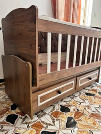 كاروك طفل جديد جدا استخدام قليل سعر 75 الف فقط اتصال 07838338530