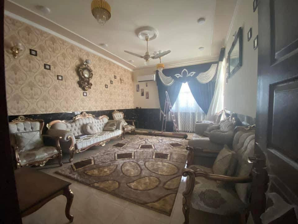 السعر 115 مليون قابل للتفاوض 
للبيع بيت فاخر في كربلاء، طويريج، الجمعية، خلف مدرسة المستقبل. البيت بمساحة 200م، طابو زراعي، سند 25، طابق واحد، ركن. البناء جديد، طابوق فول، بمواصفات عالية الجودة.  #كربلاء_طويريج_الجمعيه_مدرسة_المستقبل
للتواصل والاستفسار الاتصال وفي حال عدم الرد مراسله
 واتس 
***********
سيد امير
