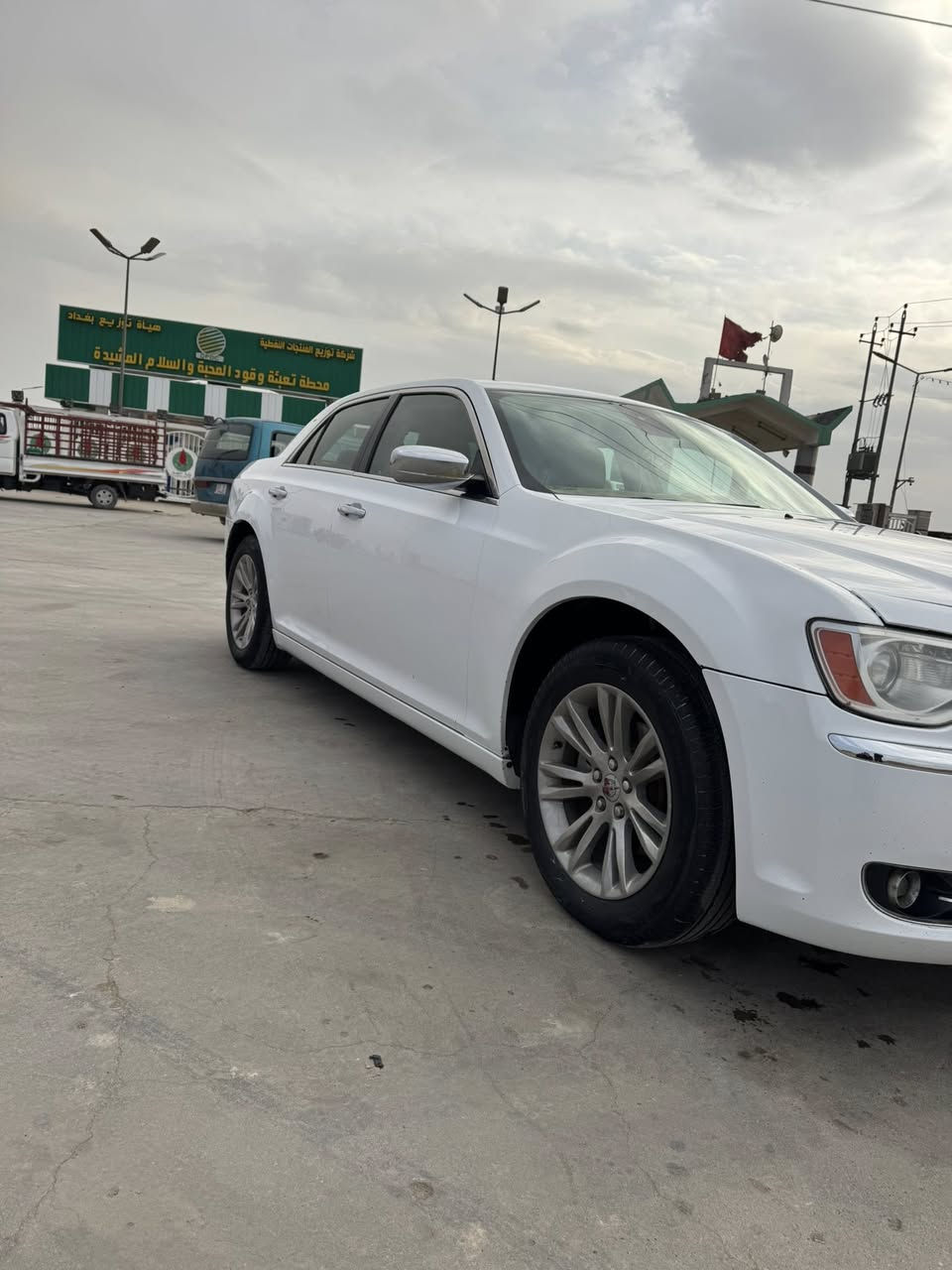 السلام عليكم شباب اوباما للبيع موديل 2012 رقم  سليمانيه بسمي داخله كلين بالعراق صار بيها طخه بالجاملغ الخلفي بدون دواخل بدون ارباك حداديه خلفي امامي جديد عربانه خلفيه مال موديل 21 كامله هيه والكاردن زوج تاير توني شاده داخل عسلي خزن ميموري تدفئه بالكشنات الخلفيه والاماميه مكينه جديده سياره جاهزه للاخير مكان السياره بغداد للاستفسار اتصل ***********
