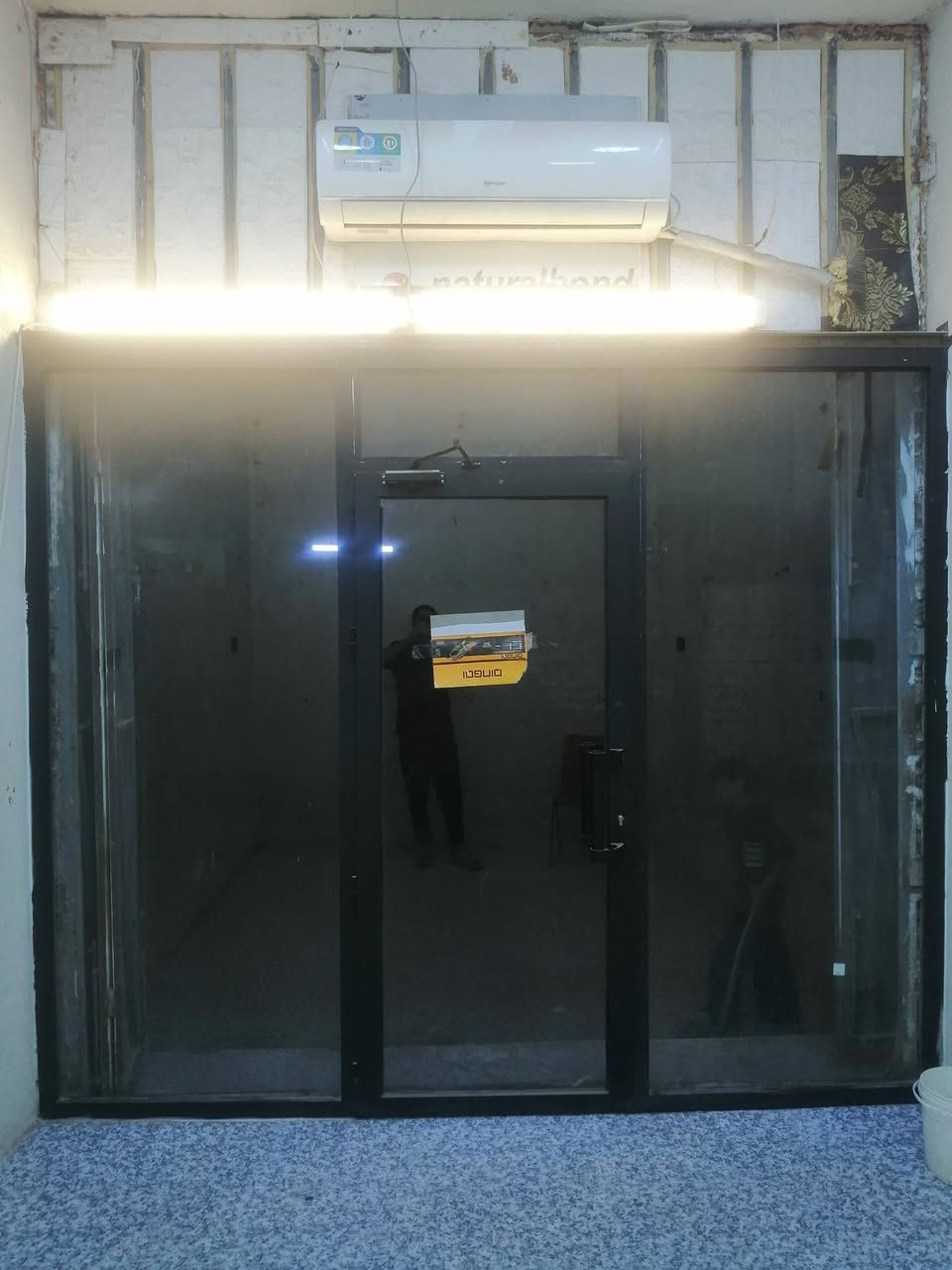 السلام عليكم باب جام المنيوم نضافه ٩٠ بالميه العرض ٣متر الارتفاع مترين ونص مكاني الحيانيه رقمي ***********
