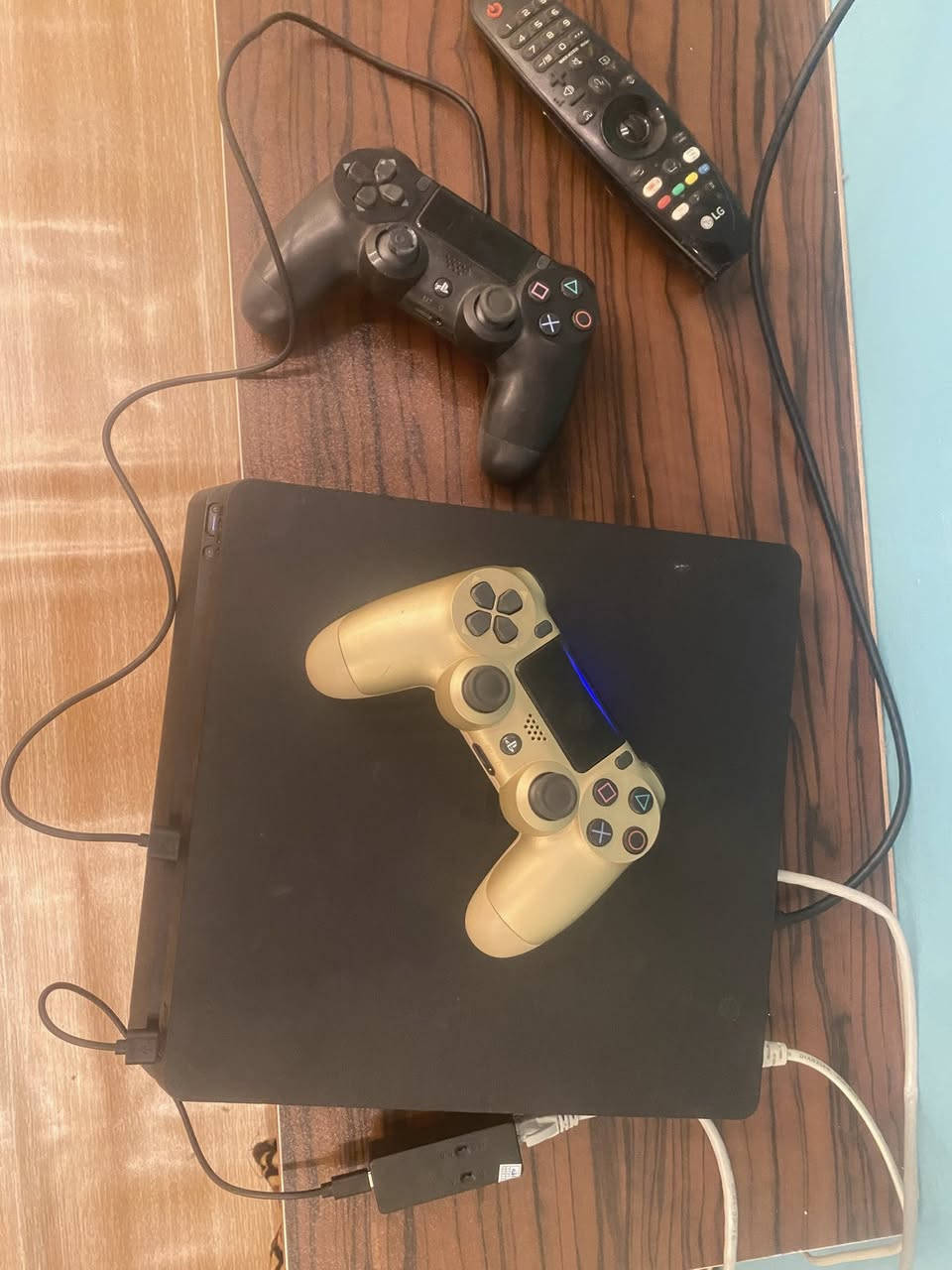 بلي فور مهكر سلم ويا ٣ يدات وحدة اصلية اغراضة كاملة حتى قطعة التهكير
سعرة ٢٧٥ وبي مجال للشراي نضيف ما مفتوح ابد شرط الفحص 
***********  هذا رقمي هم بي واتساب
