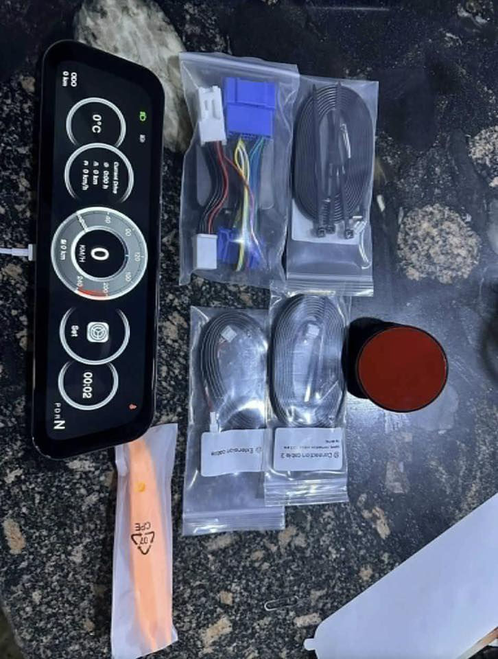 تتوفر شاشة تسلا 3 وy بسعر 200 الف دينار جديده علما ان سعرها في علي بابا 250 دولار تواصل  واتساب ***********
