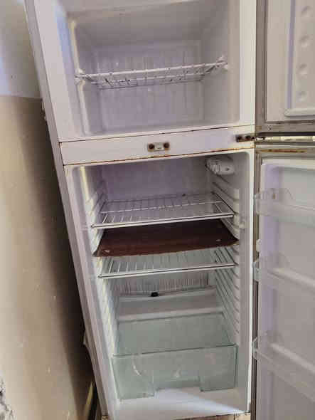 ثلاجة للبيع العنوان حي العسكري ٨٠ الف الاتصال على هذا الرقم ***********
