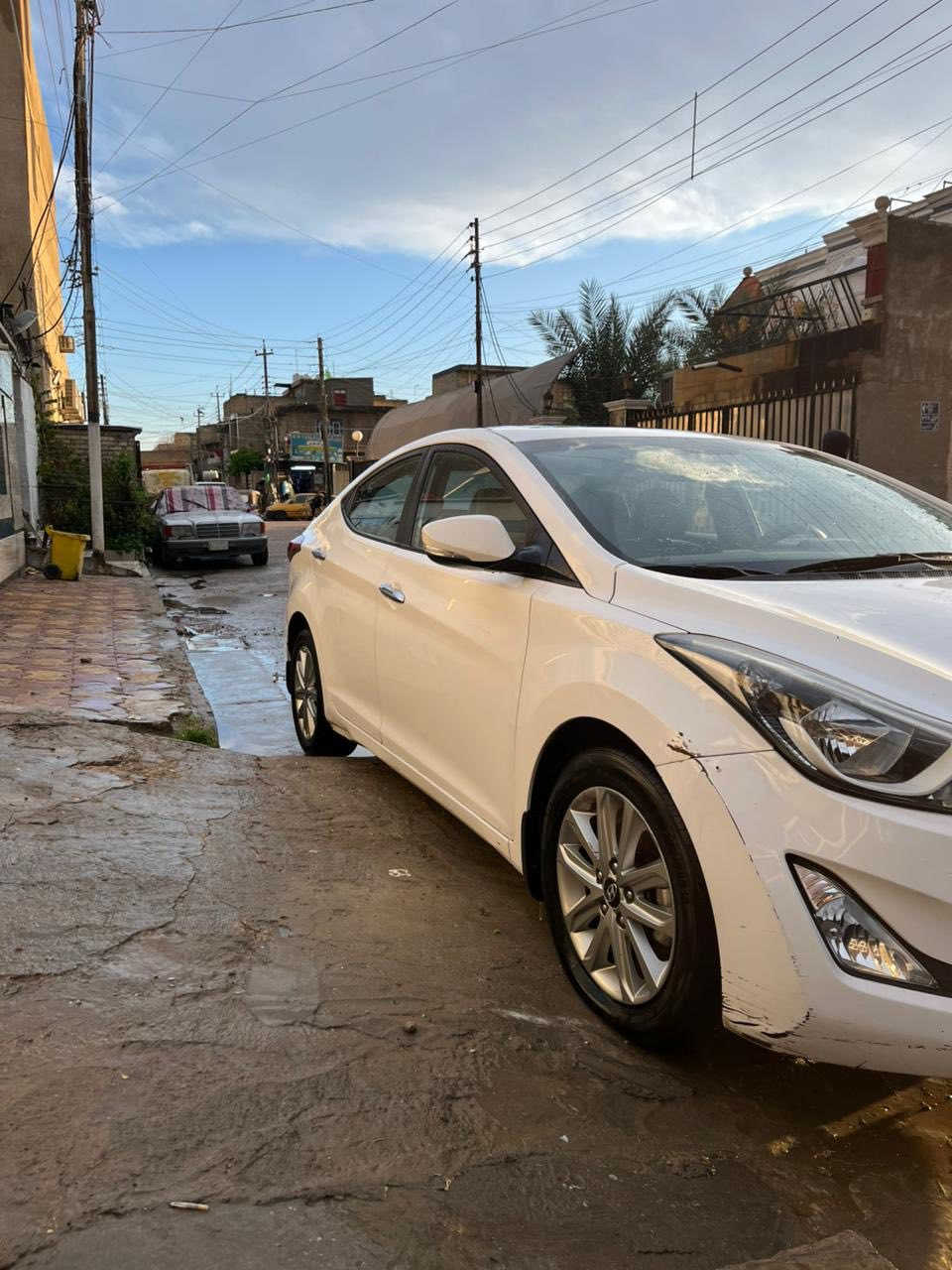 السلام عليكم النترا ٢٠١٦ خليجي بدون قطرة صبغ ولا اي قطعة مبدلة كله بلادي 
بيها ملاحضات بسيطة 
سيارة مكفولة من كلشي 
صدر جديد تخم تاير جديد 
ماشيه ١٨٣ ألف 
استخدام شخصي رقم بغداد رايدهه 130 وبيهه مجال رقم صاحب السياره ***********
