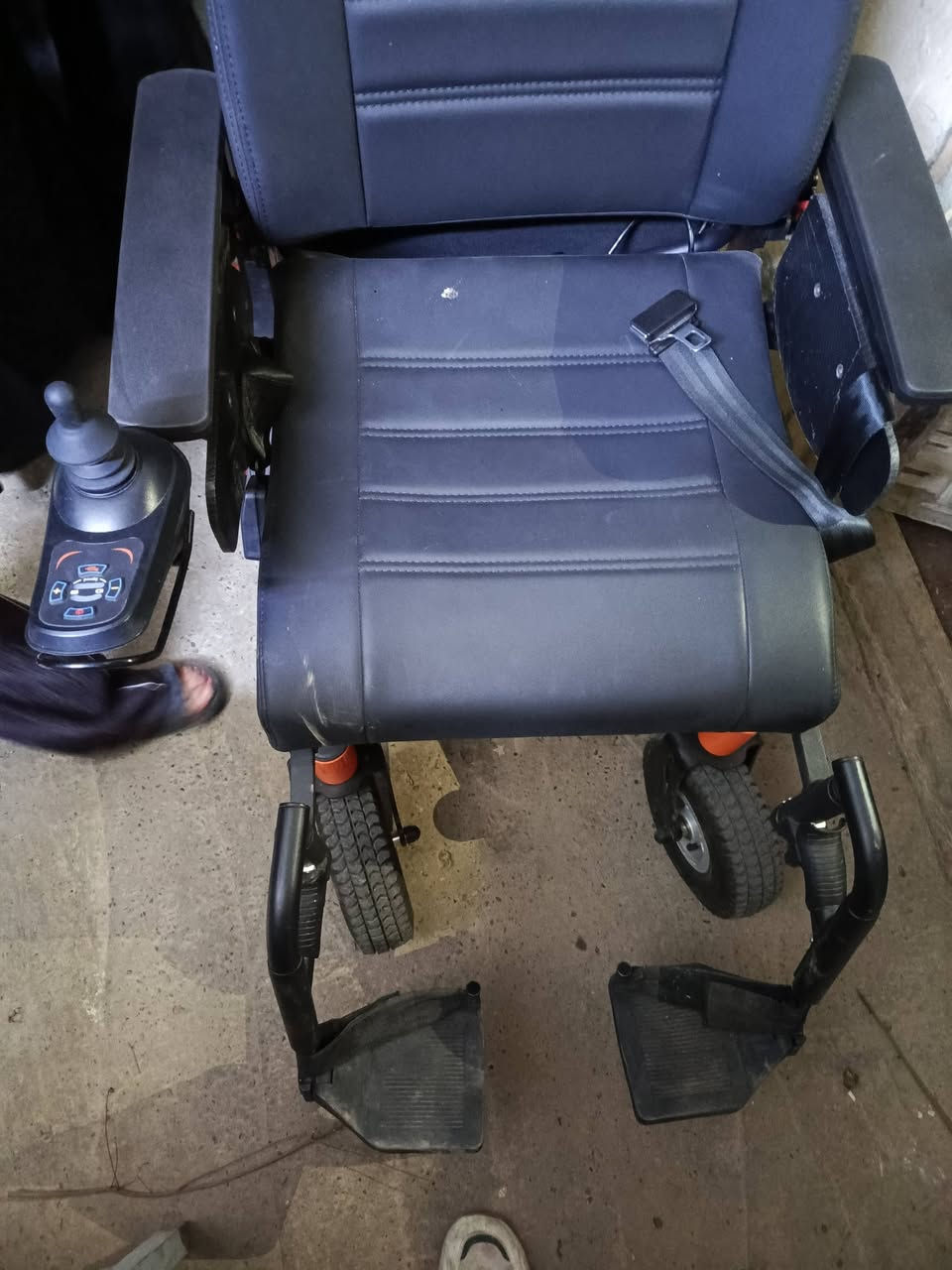 السلام عليكم عندي عربانه شحن جديد مستعمل يومين السعر خاص هذا رقمي ***********
