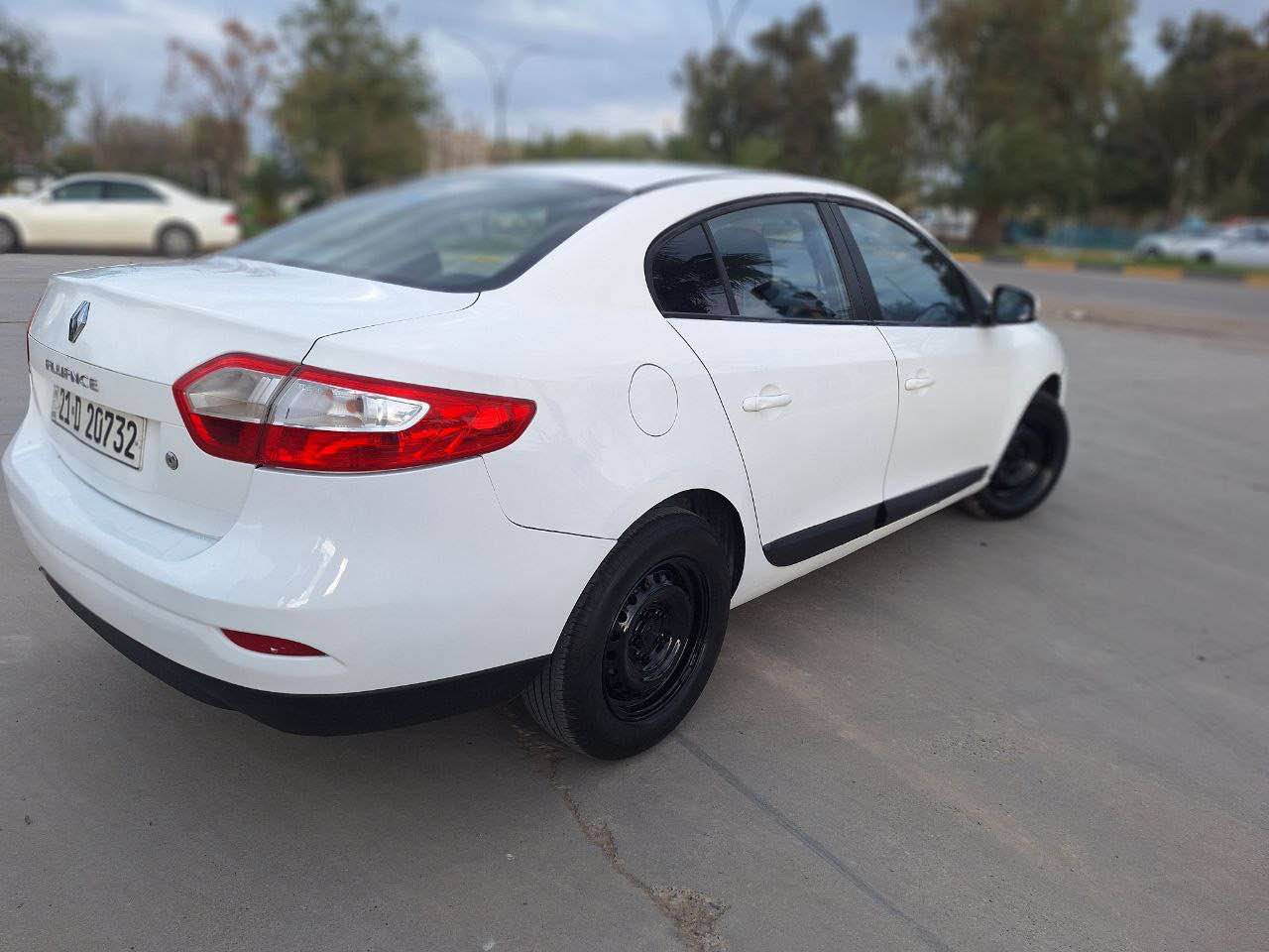 .                               بِسْمِ اللهِ الرَّحْمَنِ الرَّحِيْم
ڕینۆی فلونسی : مۆدێل 2015

گیر ئۆتۆماتیک دەبل گێڕ ، گێچ ئەلیکترۆنی ، ئاوێنە کارەبای ، چوار تایەی لۆکی لەژێرە پاتری لۆک کامل سێرفزی بۆ کراوە هیچ مەسروفێکی تیا نیە پێنج پارچەو نیوی بۆیاخە ئێڕباگی نەتەقیوە ڕسمی سۆنەرەکەی دانراوە سەیارەکە هەتا بڵێی جوان ماوە بەناو خۆمەوەیە سەنەوی و ژینگەو ڕێگاوبانی هەتا 2029 تازەیە گێڕ و مەکینە و تەبرید و بەناوکردن و غرامە هەمووی بە شەرت  سۆنەریم داناوە 

*********** 
واتس ئەپی لەسەرە كالار, السليمانية
