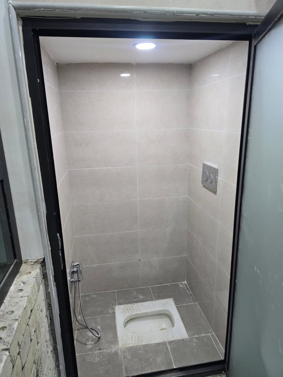 سلام عليكم بيت للبيع 60 متر بناء حديث 2026 زيرو محد ساكن بي بشارع الضغط الرفت 50 ارتفاع البيت طابق الاول 3.20 ارضيه بورسلين حمامات بورسلين اسباني درج مرمر تركي طابق الثاني غرفتين وحمام طابق الثالث غرفه وبيتونه وسطح  بناء البيت درجه اولى البيبان والشبابيج اللألمنيوم (اتصال *********** )
