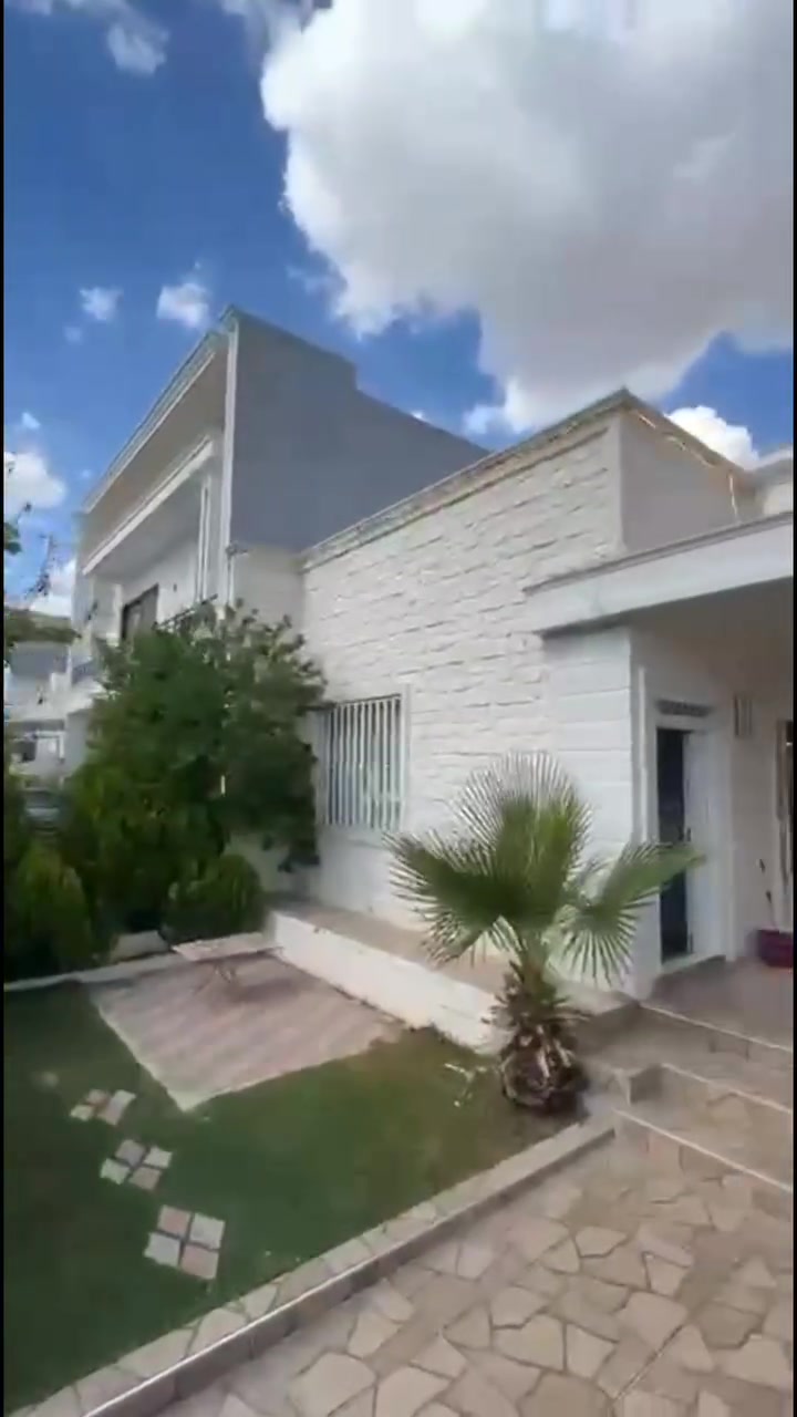 بيت للبيع في #مجمع_المهندسين
مساحة 200 متر #طابو 

طابق ومرمم كامل 

للاستفسار اكثر 

***********
***********
