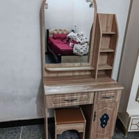 ميز تواليت • ميز دراسة • للبيع